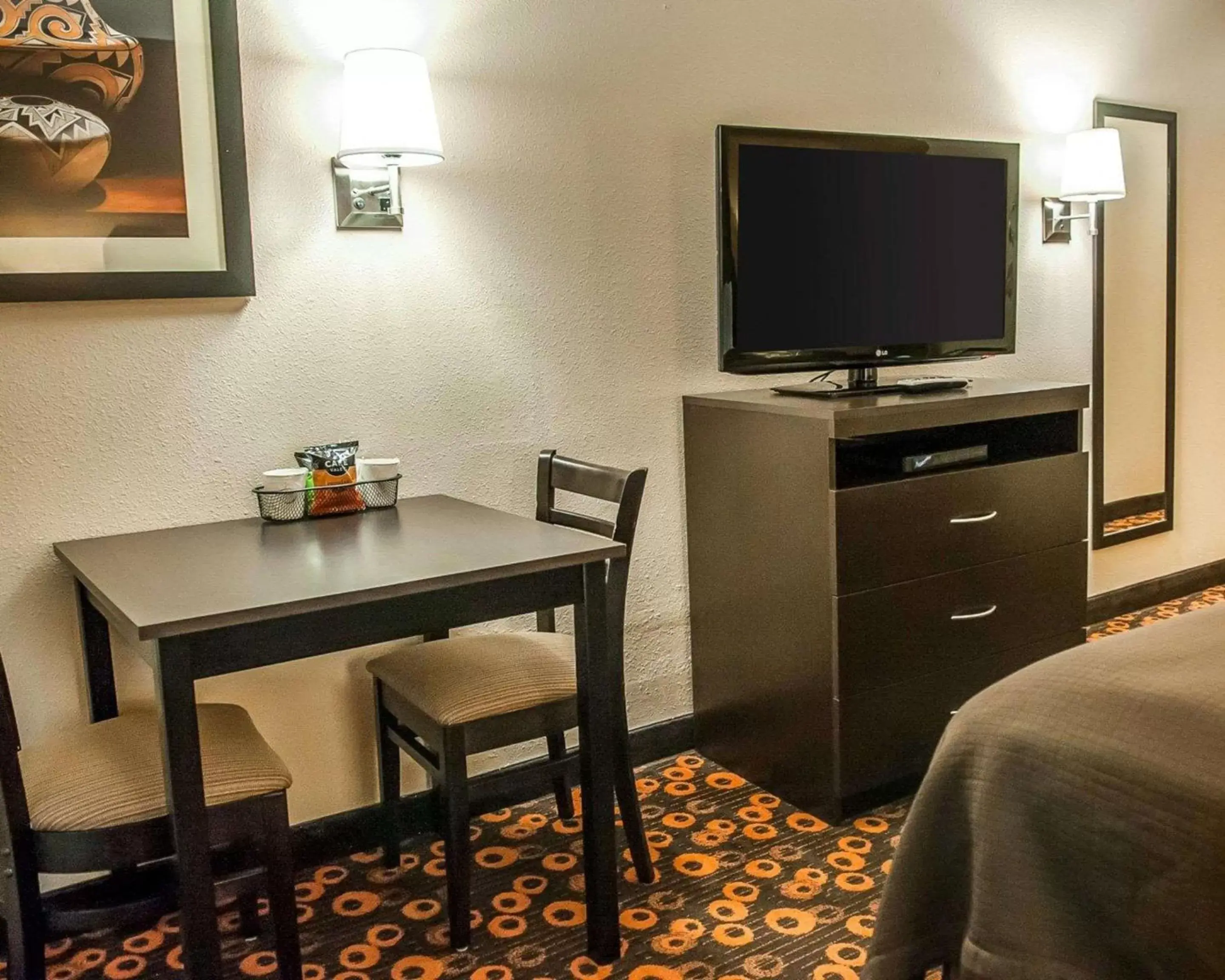 Photo of the whole room, TV/Entertainment Center in Econo Lodge Inn & Suites Santa Fe