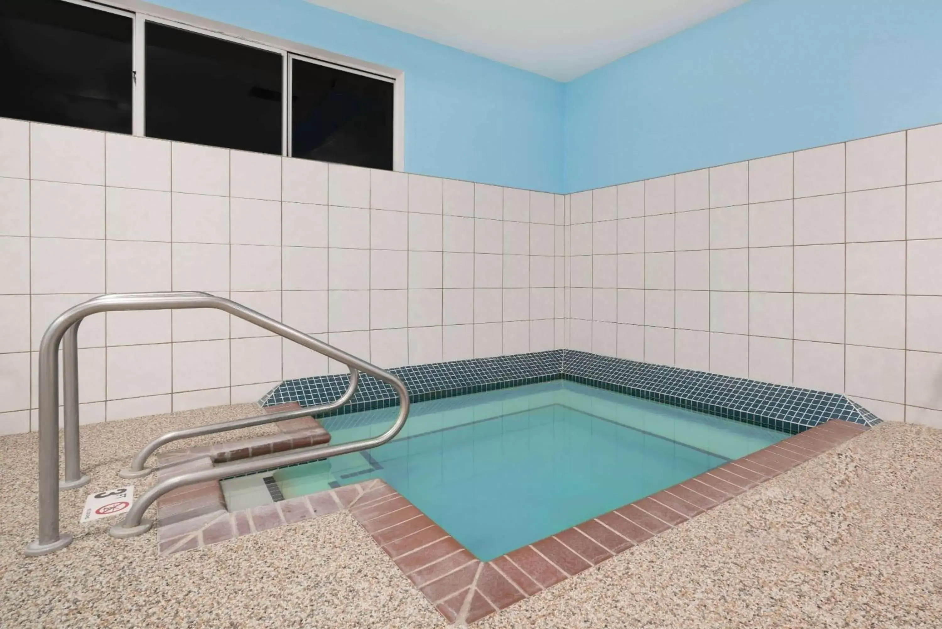 Hot Tub, Swimming Pool in Microtel Inn & Suites by Wyndham New Ulm