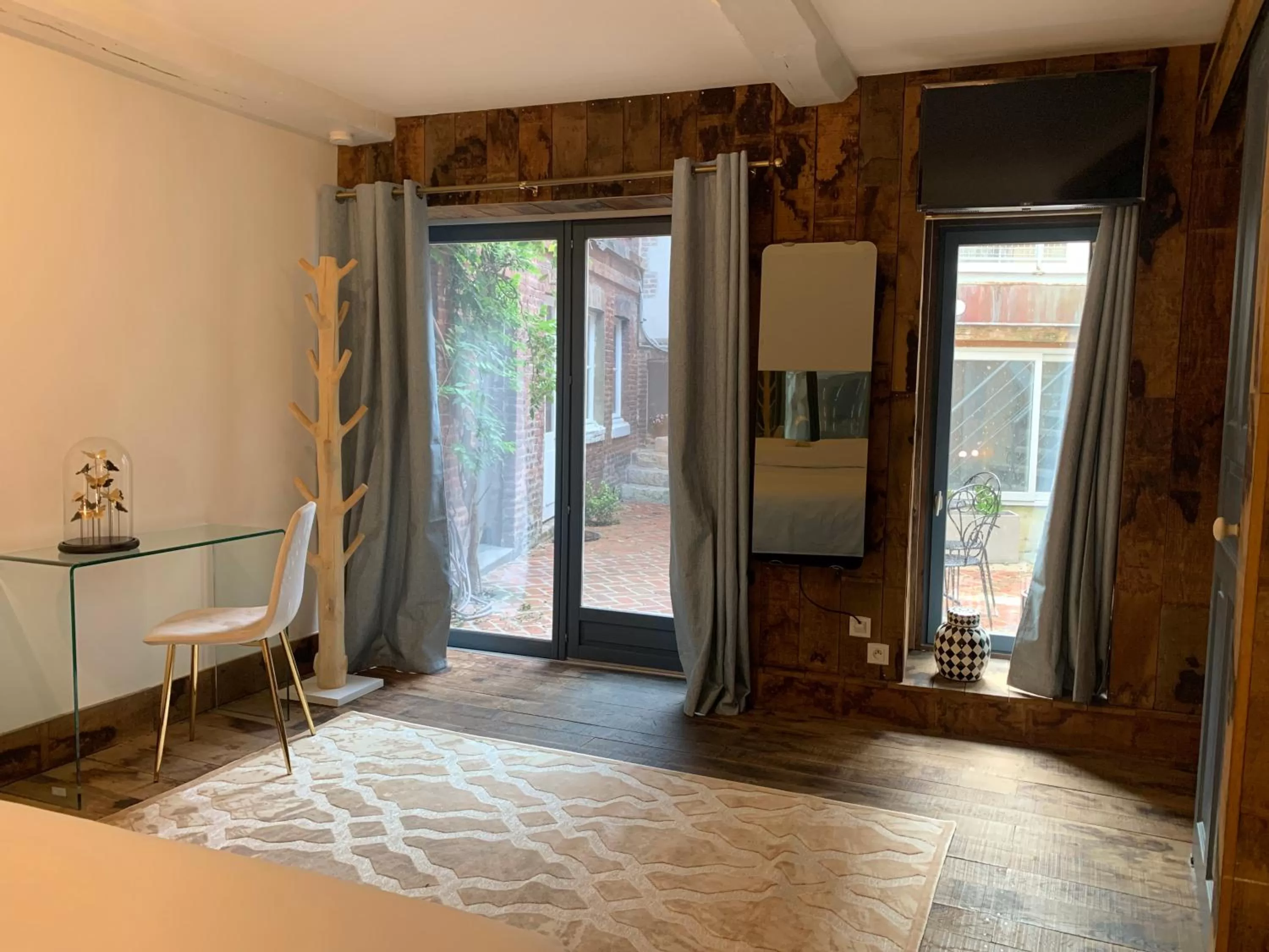 Photo of the whole room in L'Ecole des Demoiselles