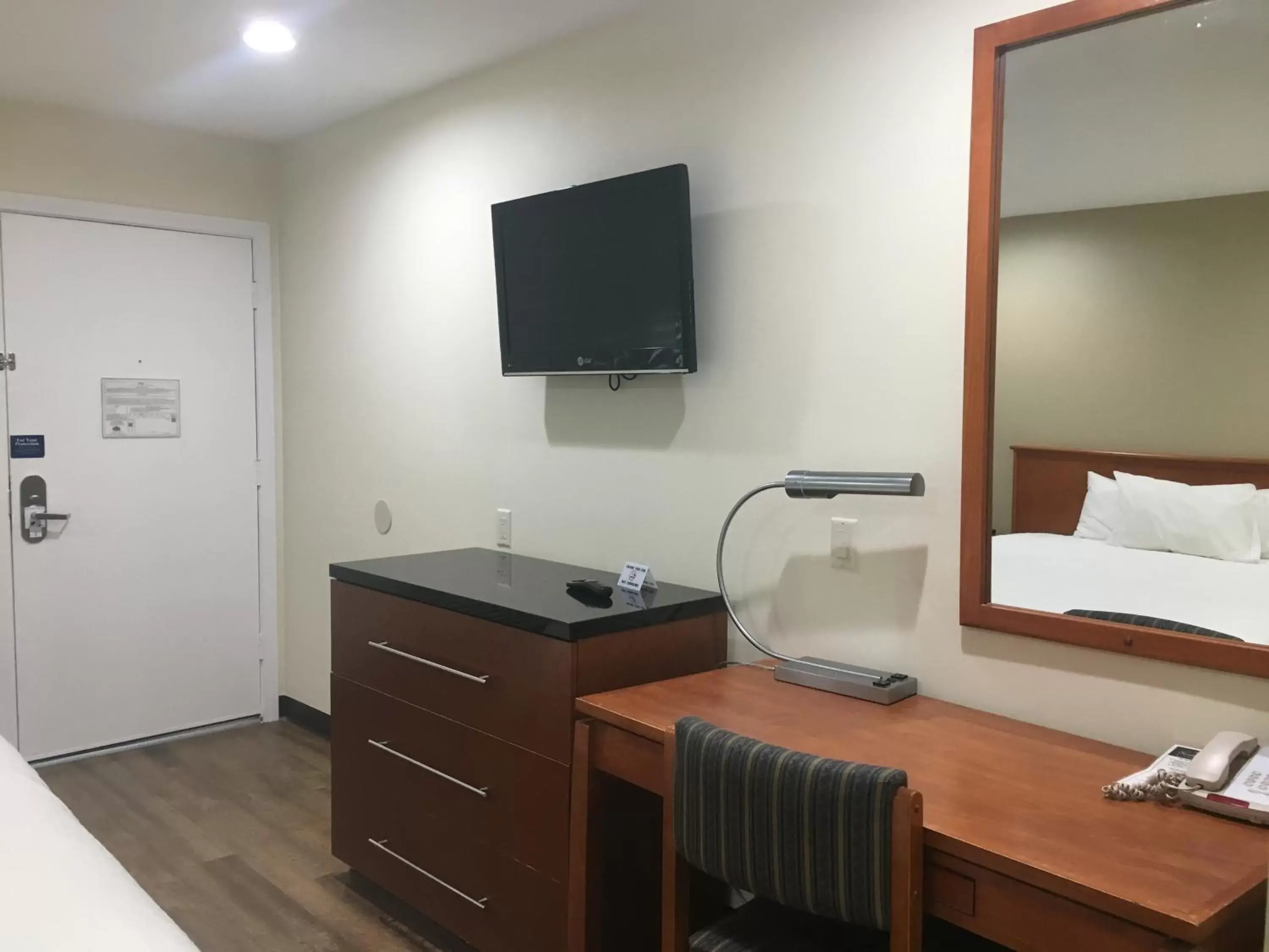 TV and multimedia, TV/Entertainment Center in Simply Home Inn & Suites - Riverside