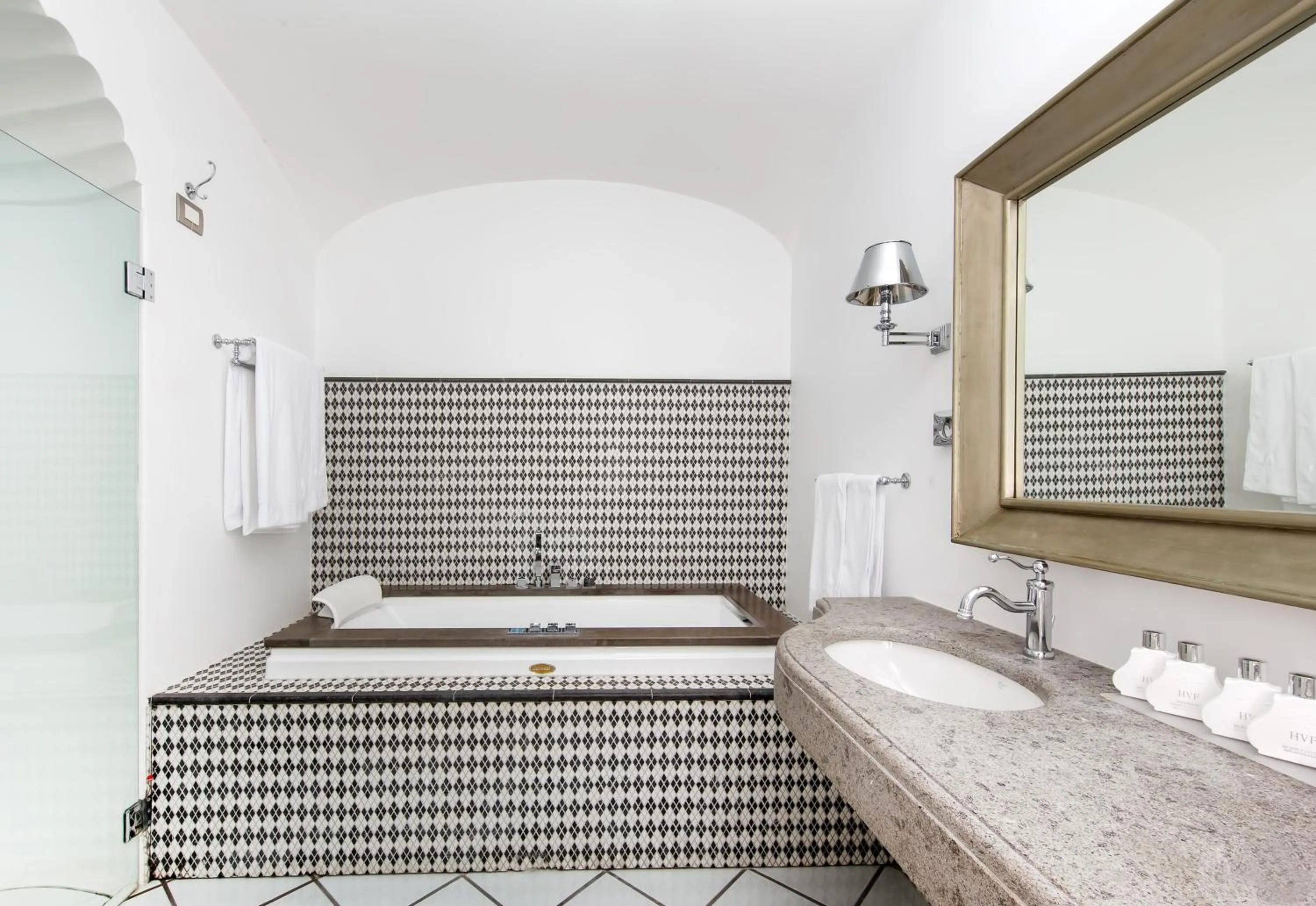 Bathroom, Bed in Hotel Villa Franca
