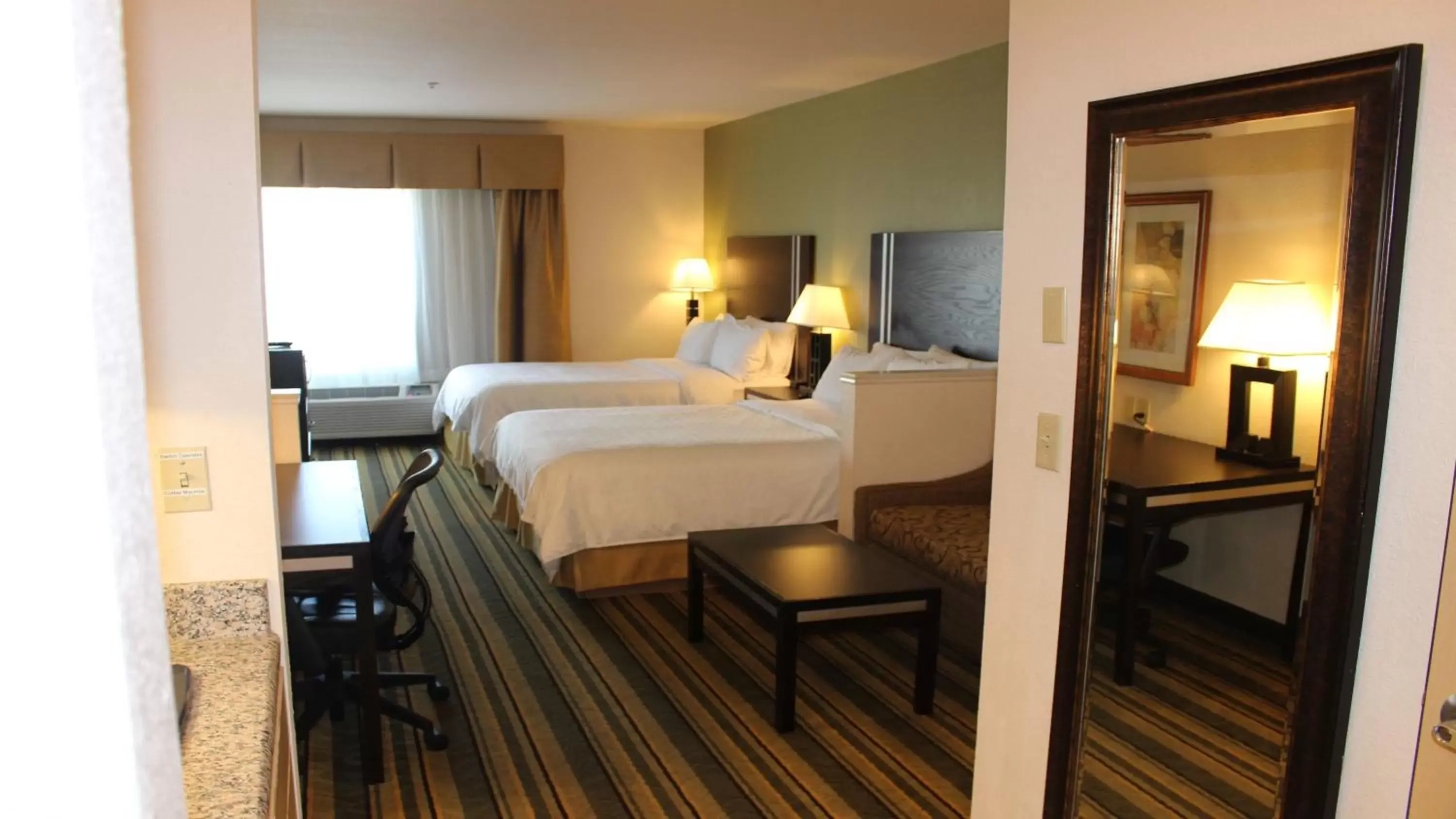 Photo of the whole room, Bed in Holiday Inn Express Berkeley, an IHG Hotel