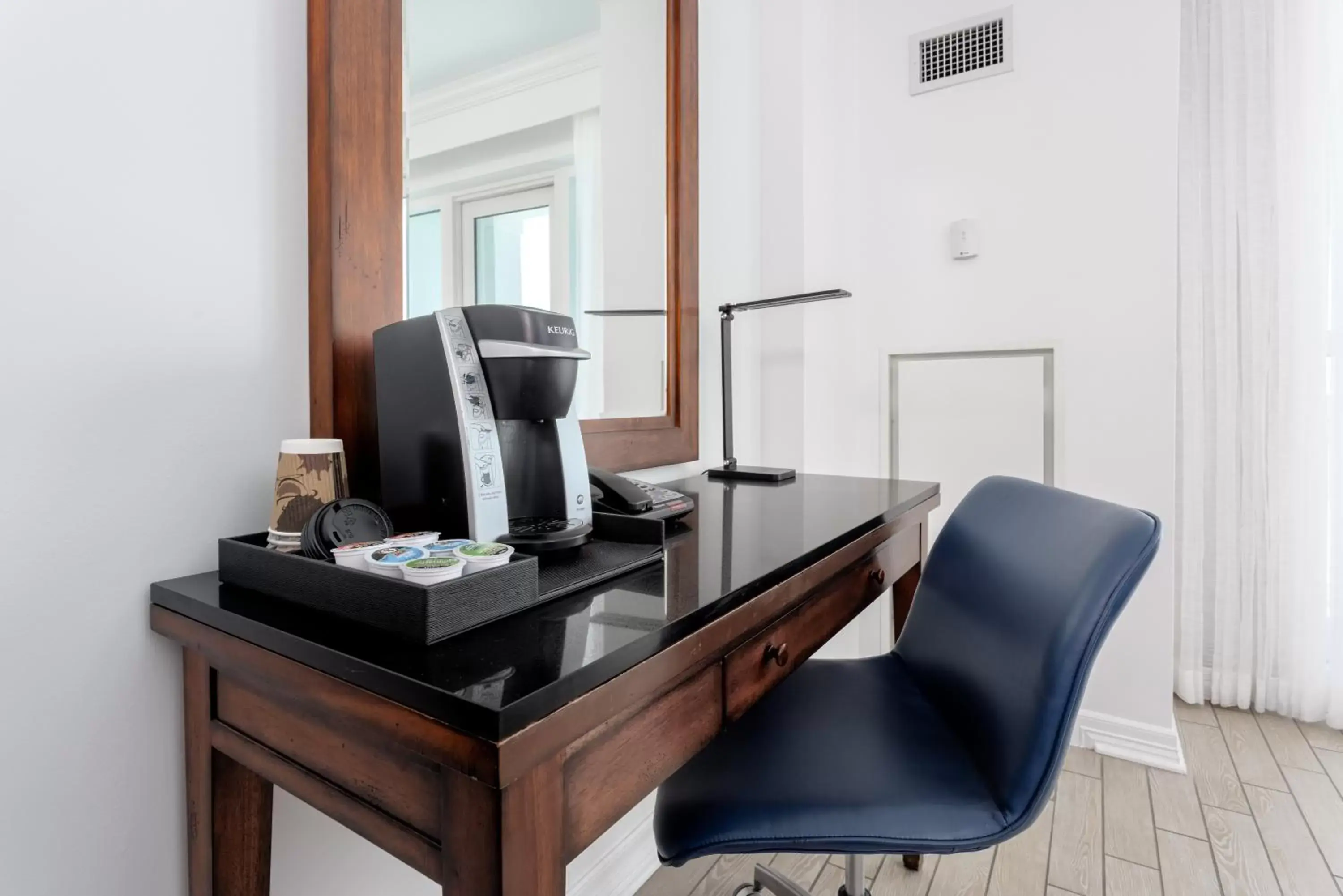 King Bay View without Balcony in The Pensacola Beach Resort King Bay View without Balcony in The Pensacola Beach Resort