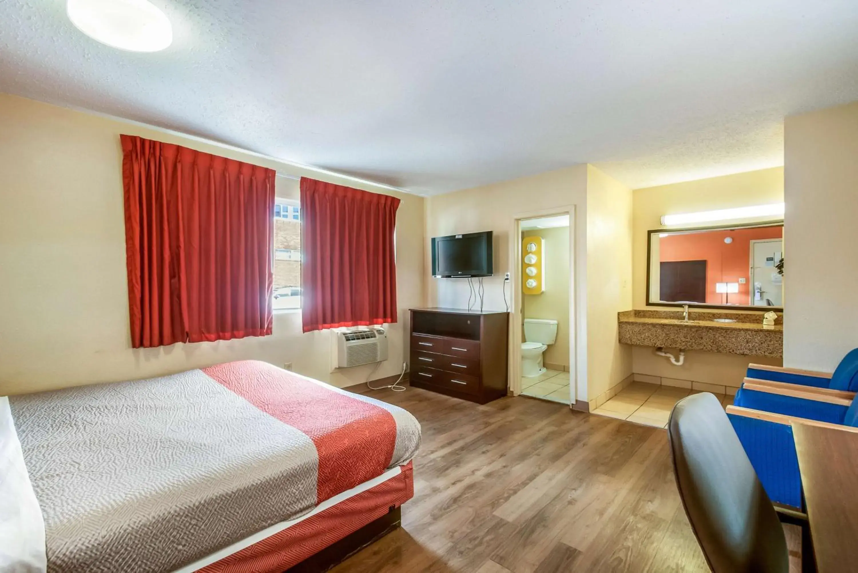 TV and multimedia, TV/Entertainment Center in Motel 6-Washington, DC - Convention Center