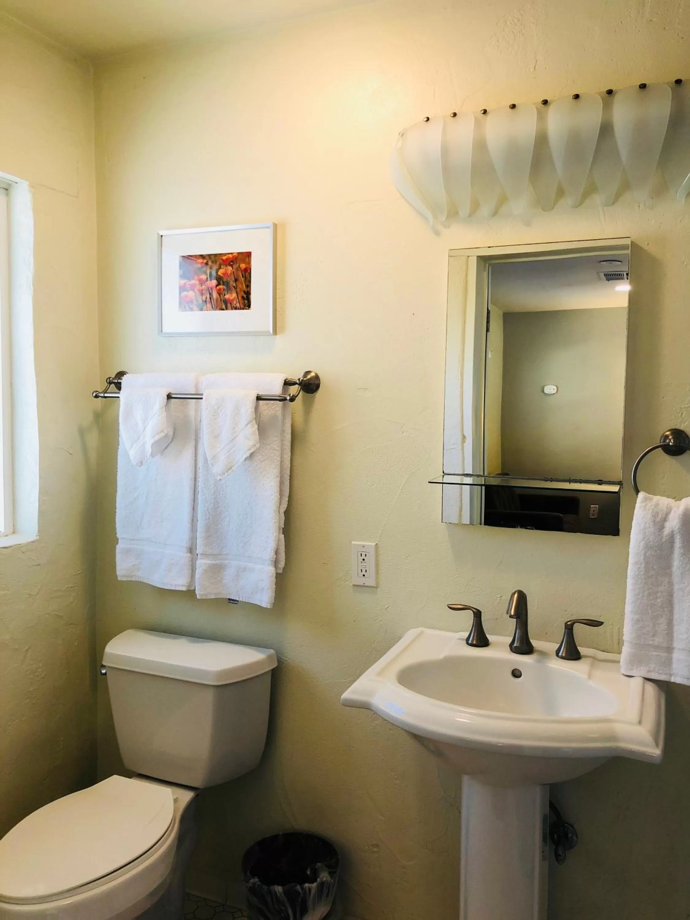 Queen's Inn By The River