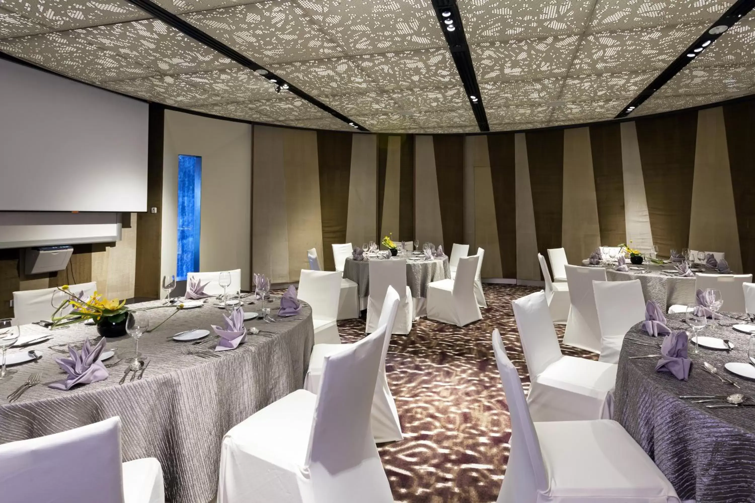 Meeting/conference room, Restaurant/Places to Eat in Crowne Plaza Changi Airport, an IHG Hotel