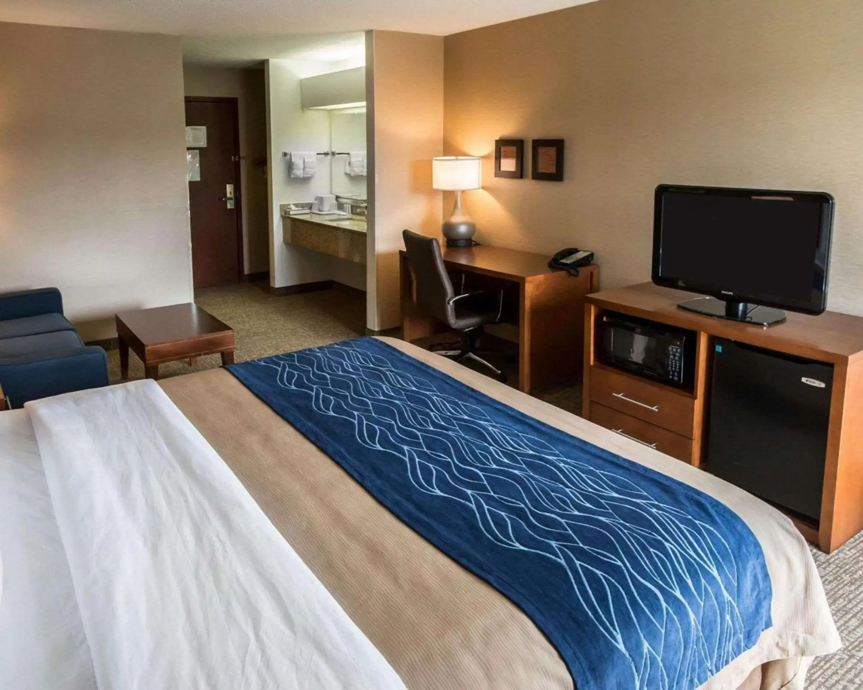 Bedroom, Bed in Comfort Inn Crystal Lake - Algonquin