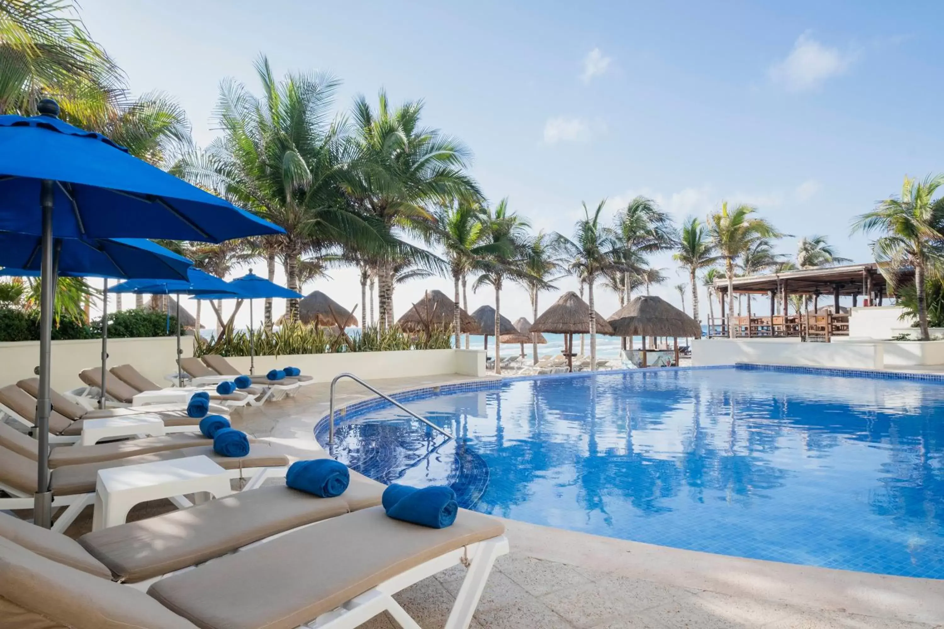 Swimming Pool in Hotel NYX Cancun