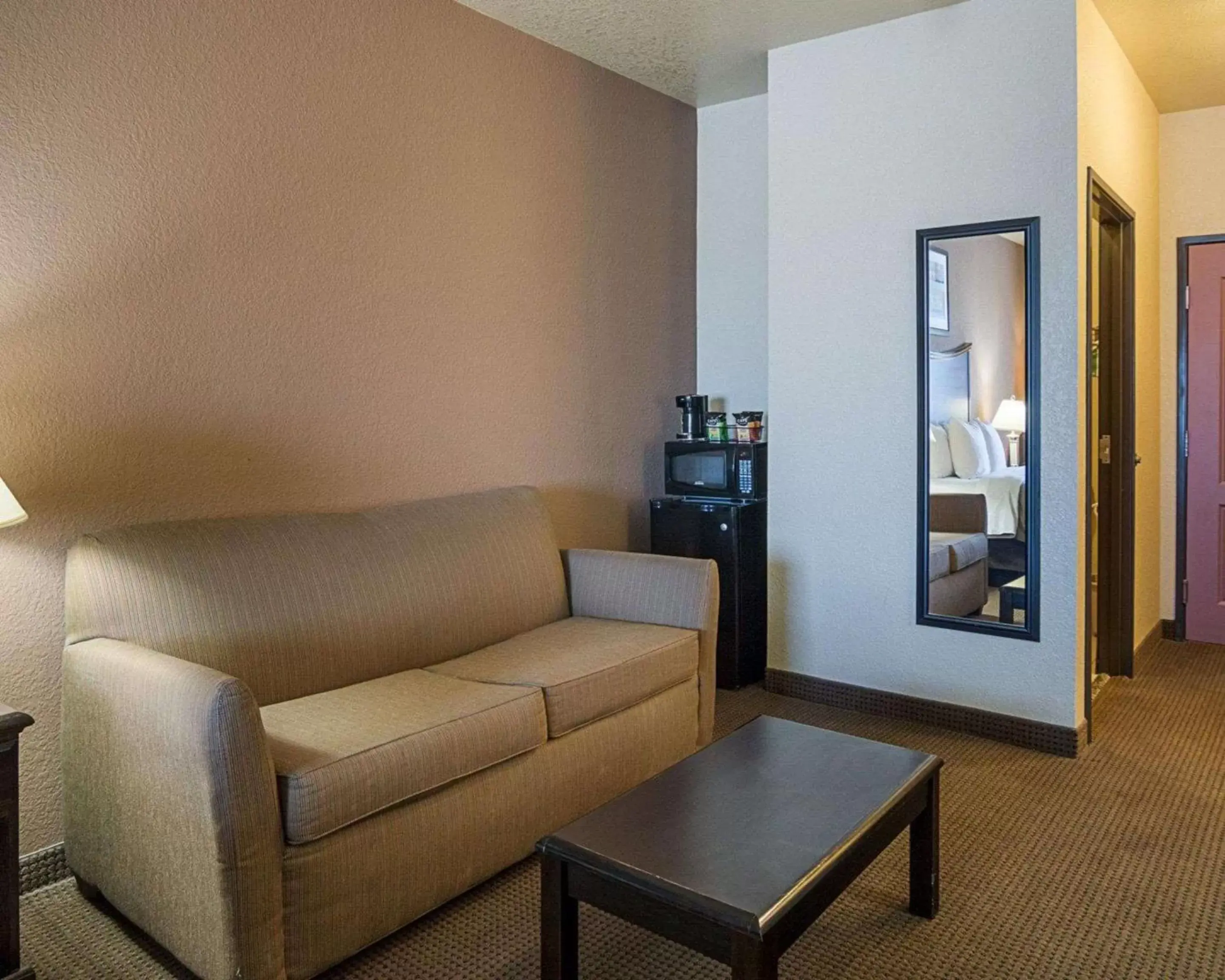 Photo of the whole room, Seating Area in Comfort Inn I-20 Midland Stanton