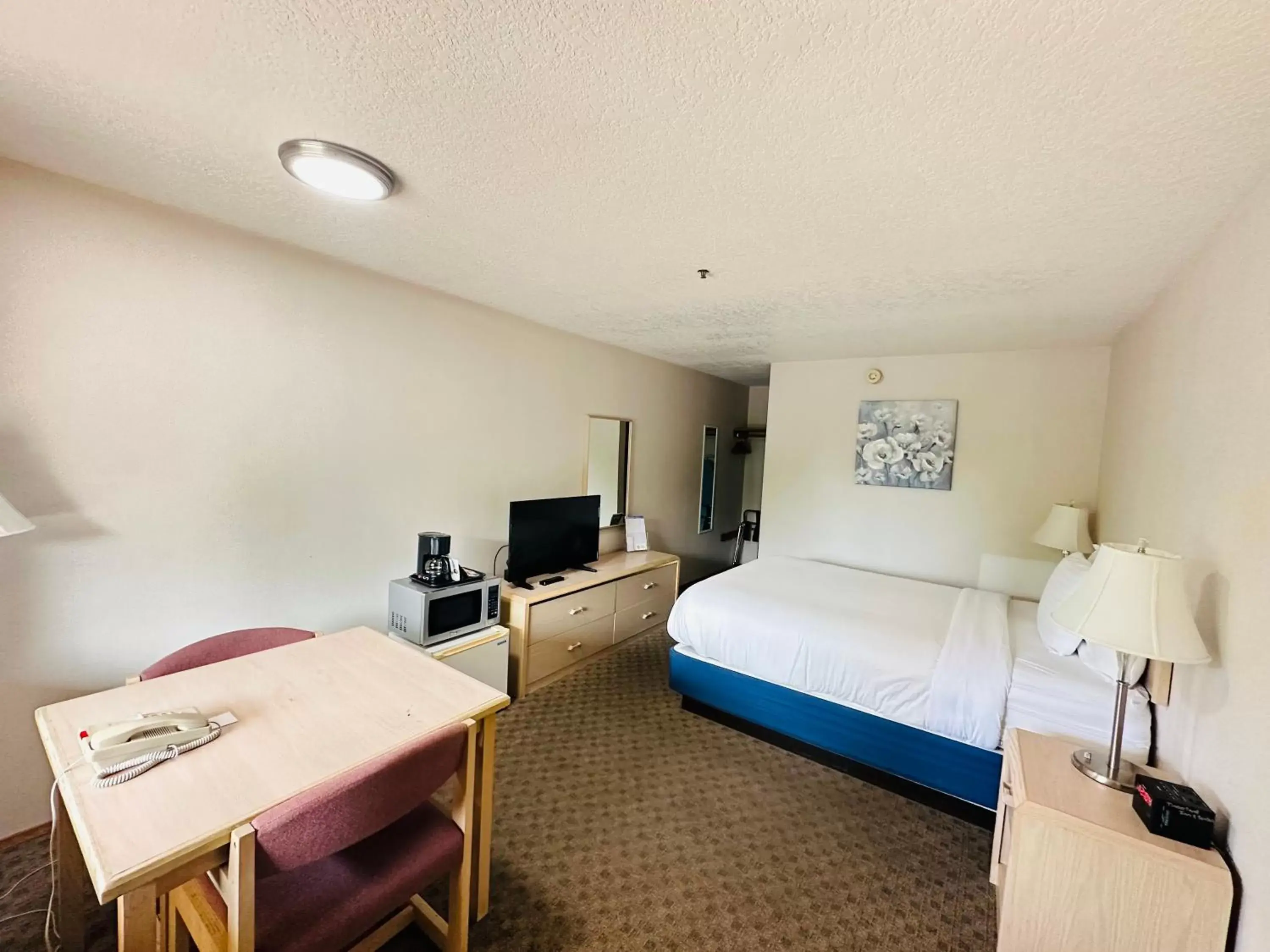 Bedroom, Bed in Timberland Inn & Suites