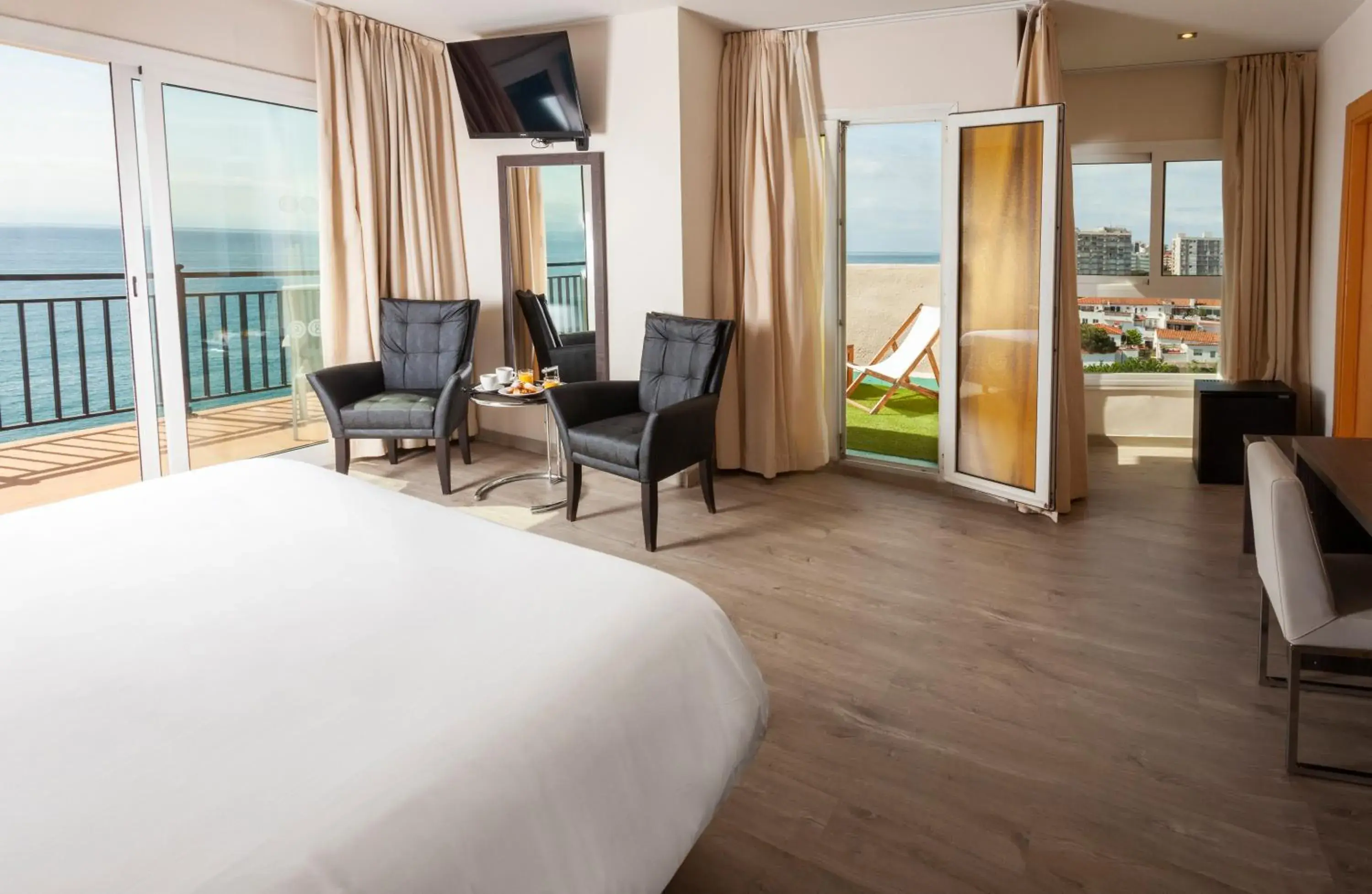 Bedroom, Balcony/Terrace in Hotel Horitzo by Pierre & Vacances