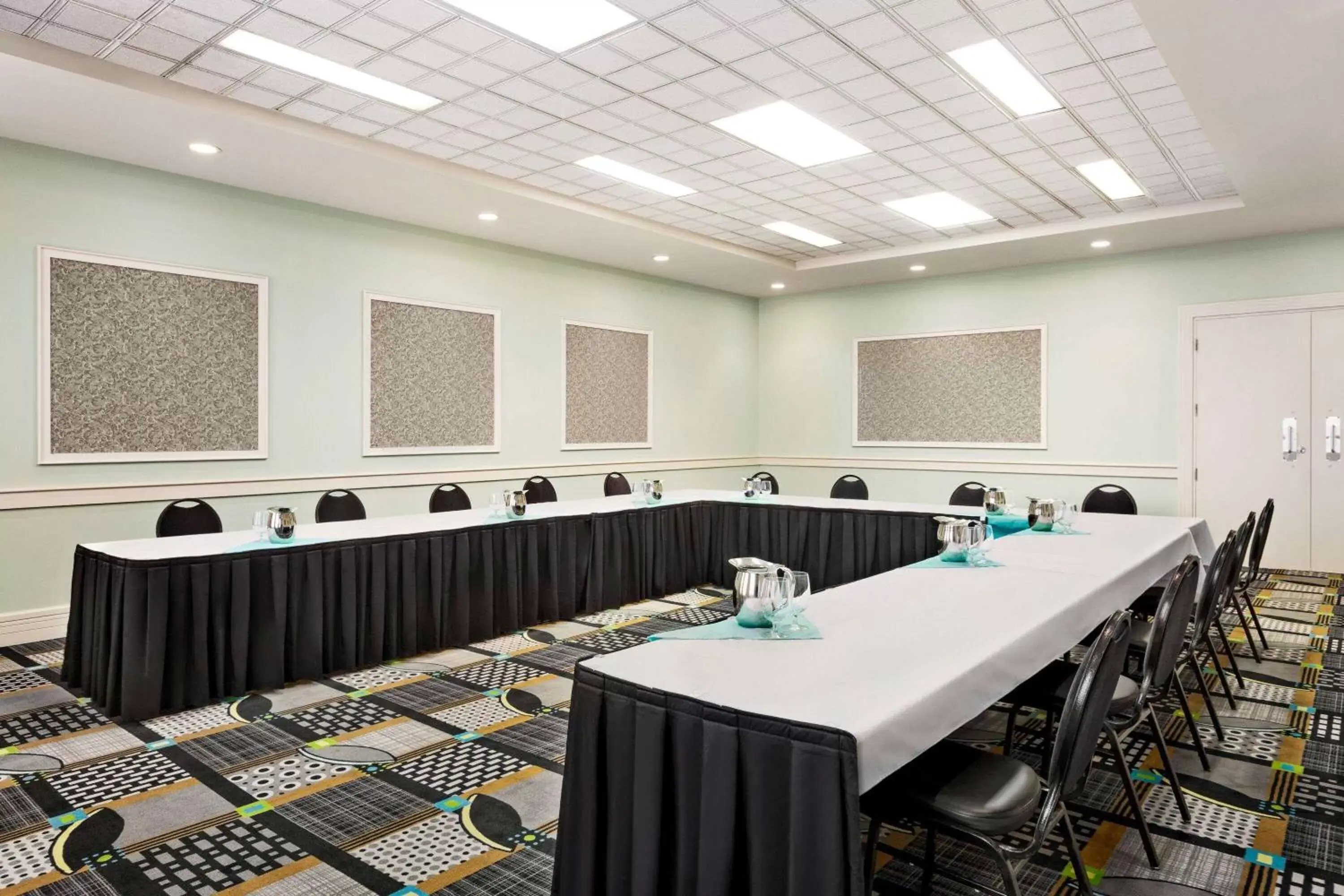 Meeting/conference room in Royal Hotel Edmonton Airport Trademark Collection By Wyndham