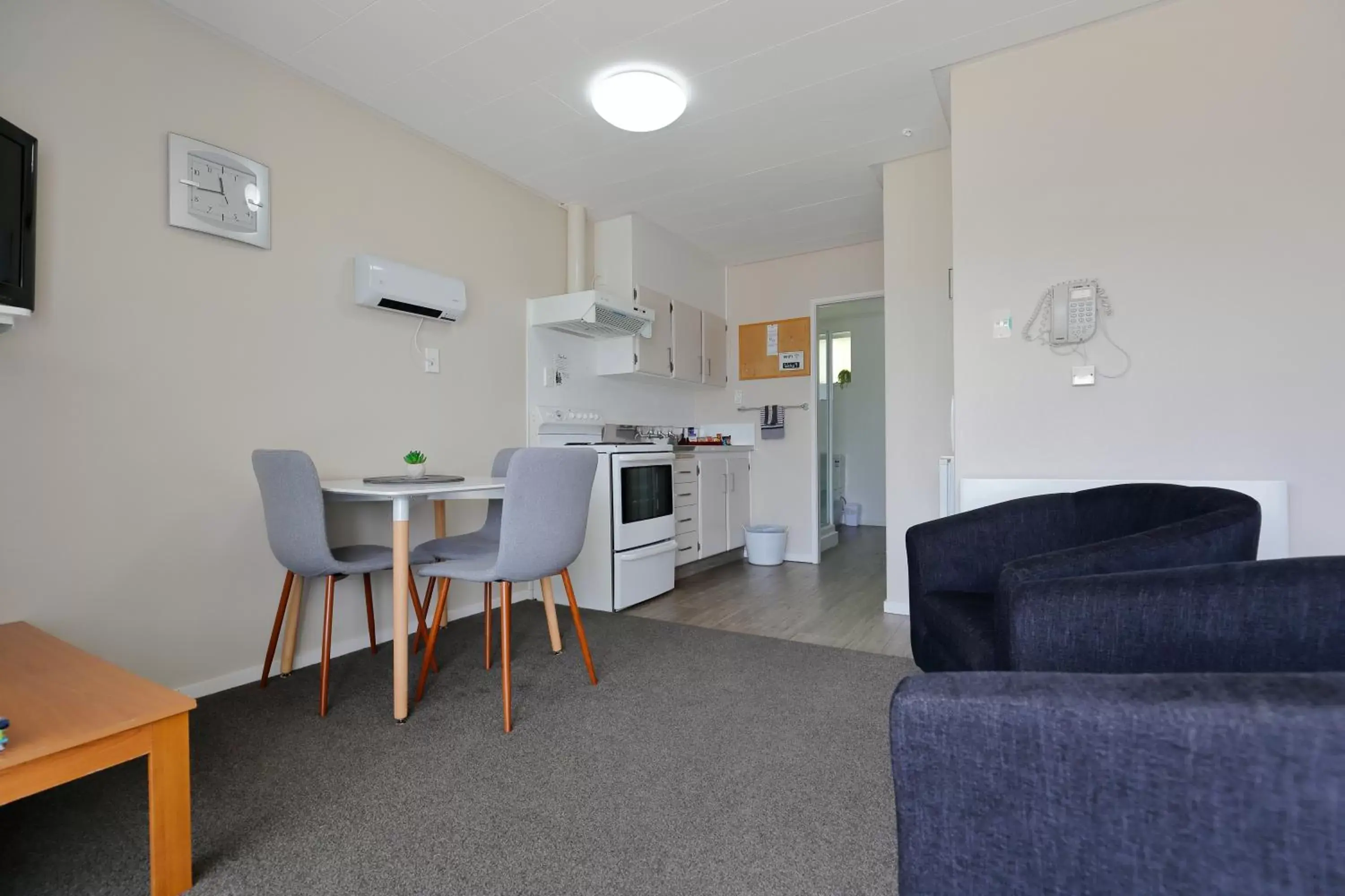 Kitchen or kitchenette, Seating Area in Aden Motel