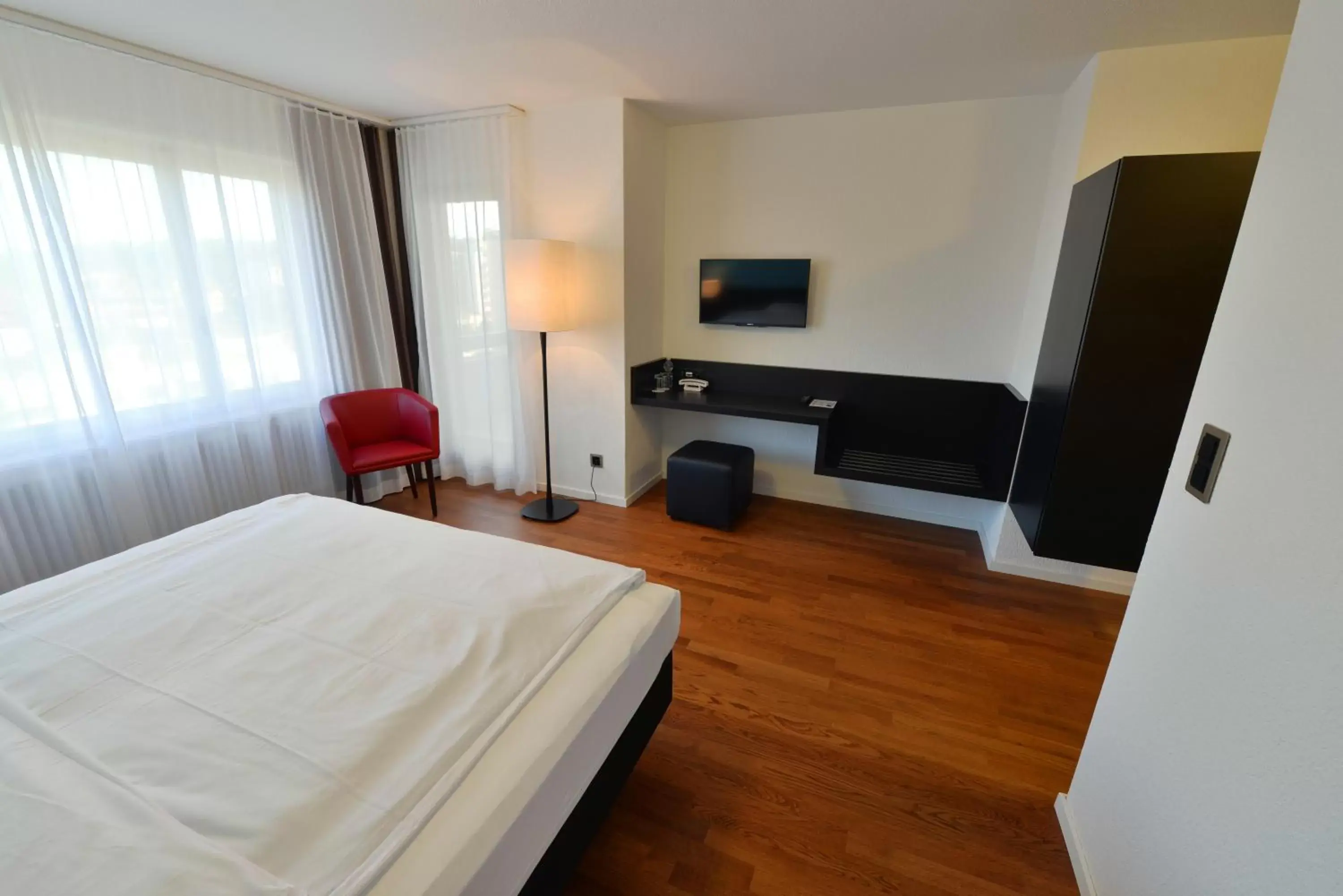 Bed, TV/Entertainment Center in HOTEL illuster - Urban & Local