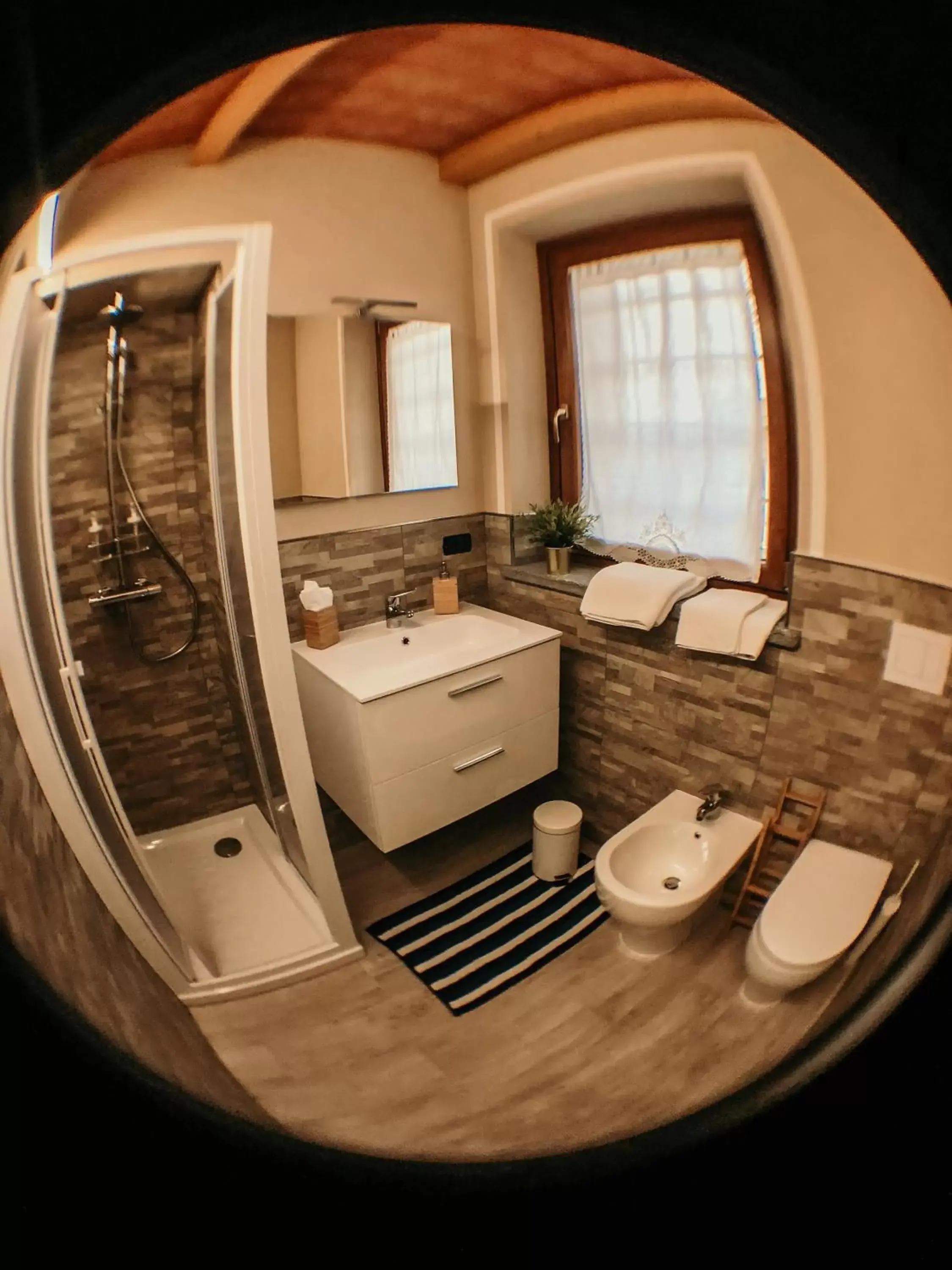 Shower, Bathroom in Amaranto Bed & Breakfast