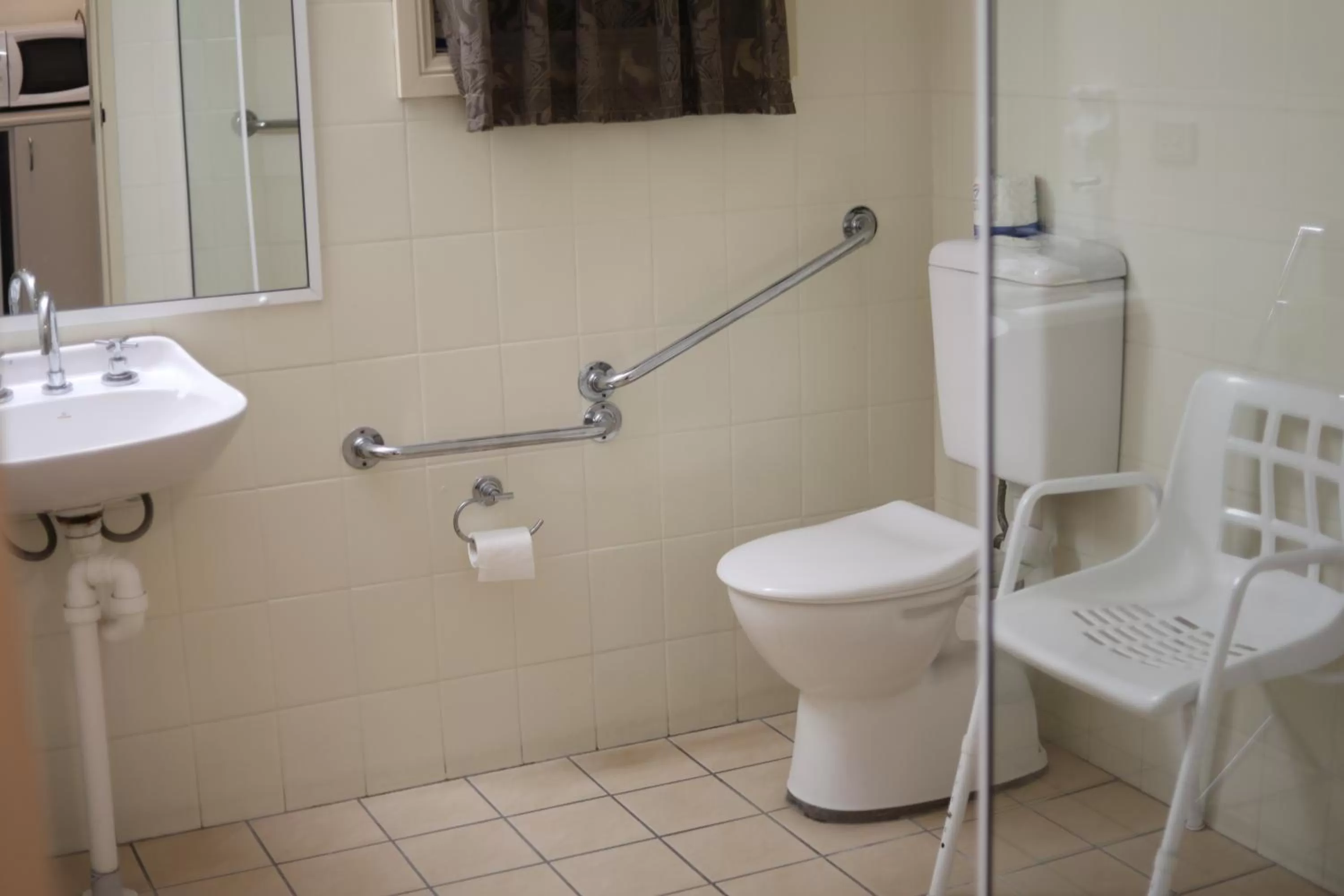 Bathroom in All Settlers Motor Inn Parkes