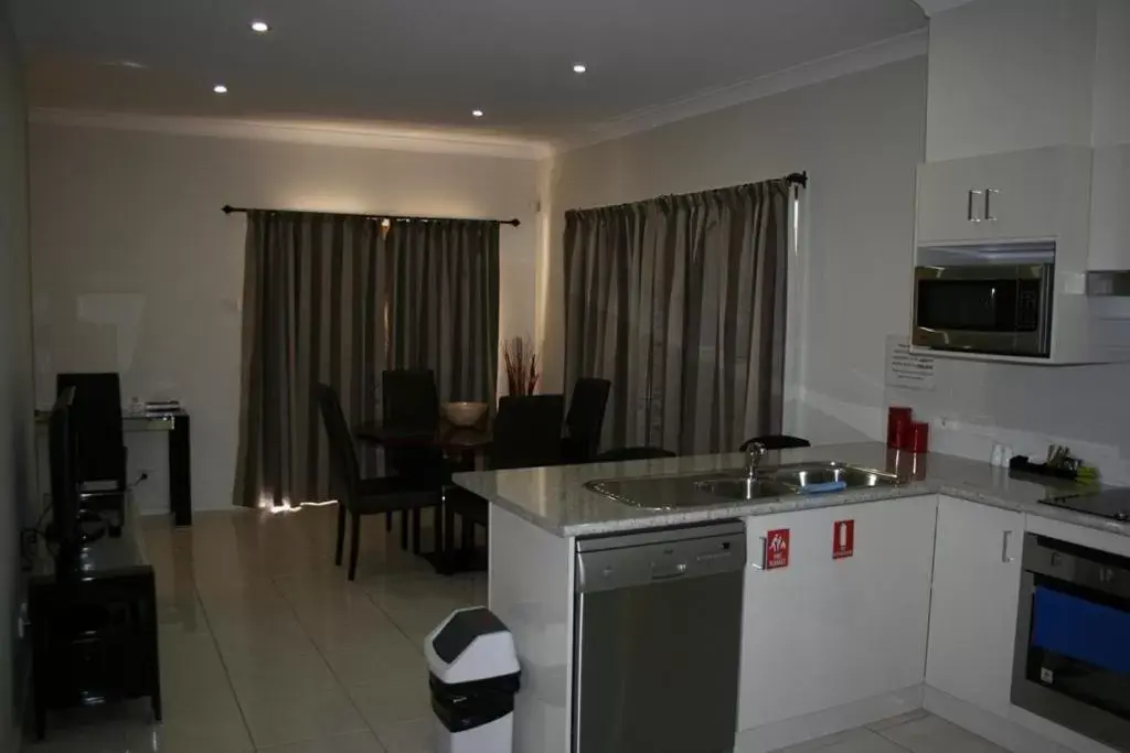 Kitchen or kitchenette, Kitchen/Kitchenette in Noah's Mid City Motor Inn Muswellbrook