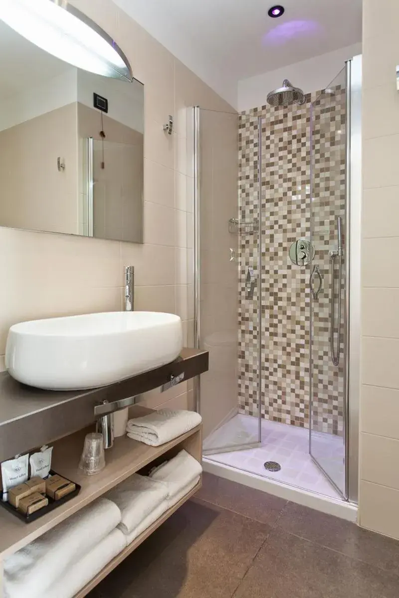 Shower, Bathroom in Hotel Adlon