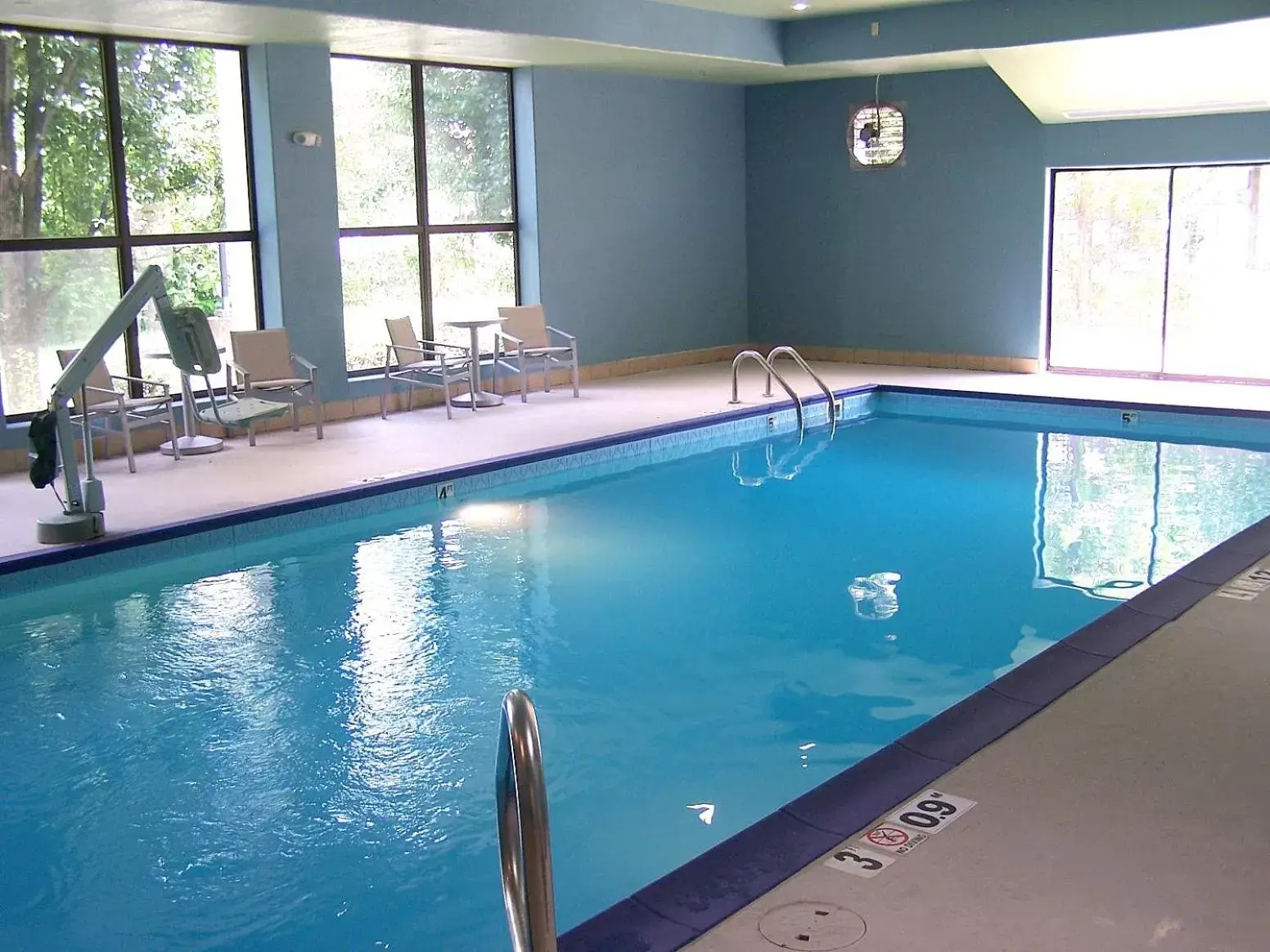 Swimming pool in Holiday Inn Express - New Albany