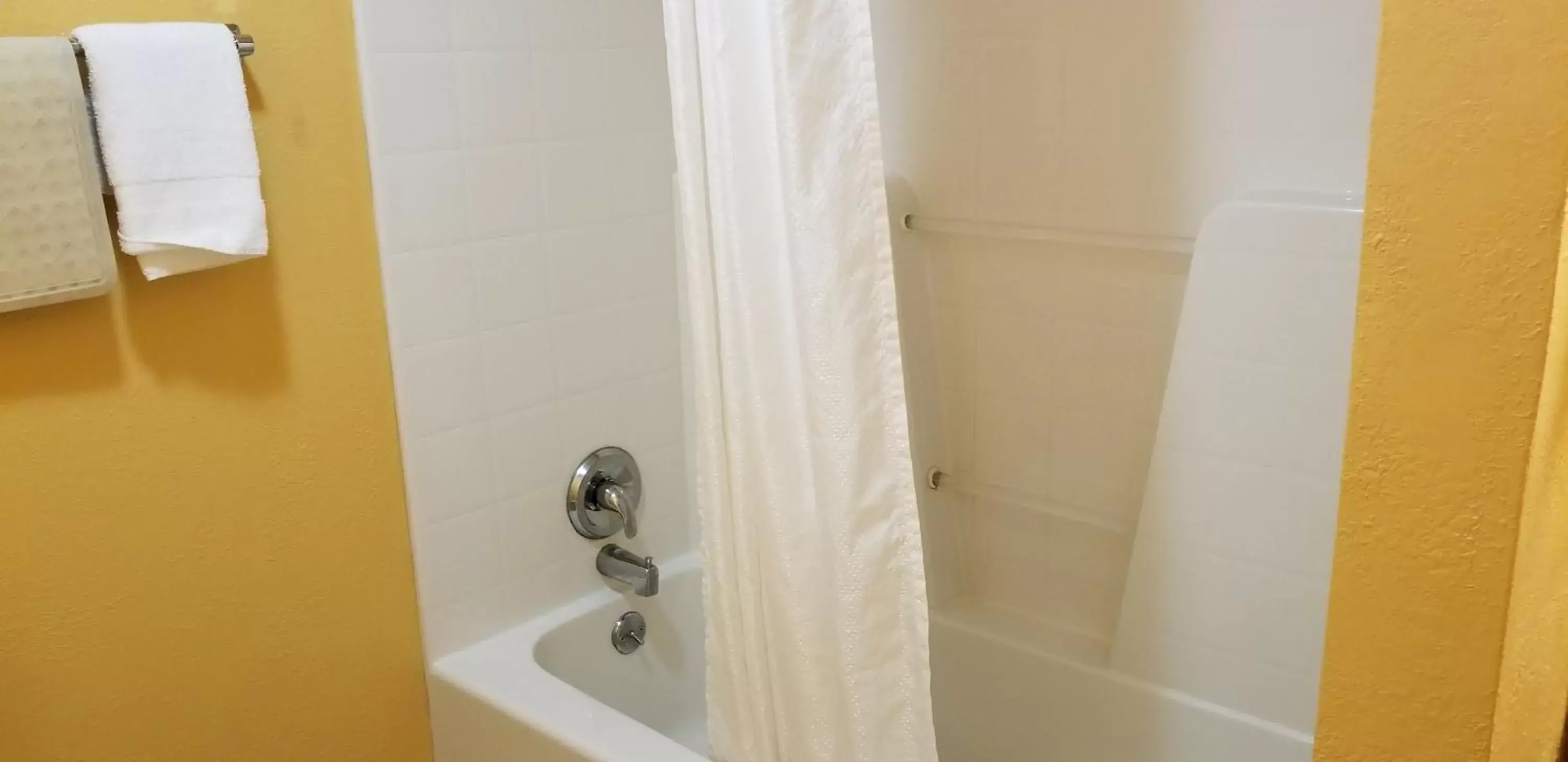 Bathroom in Royal Victorian Motel