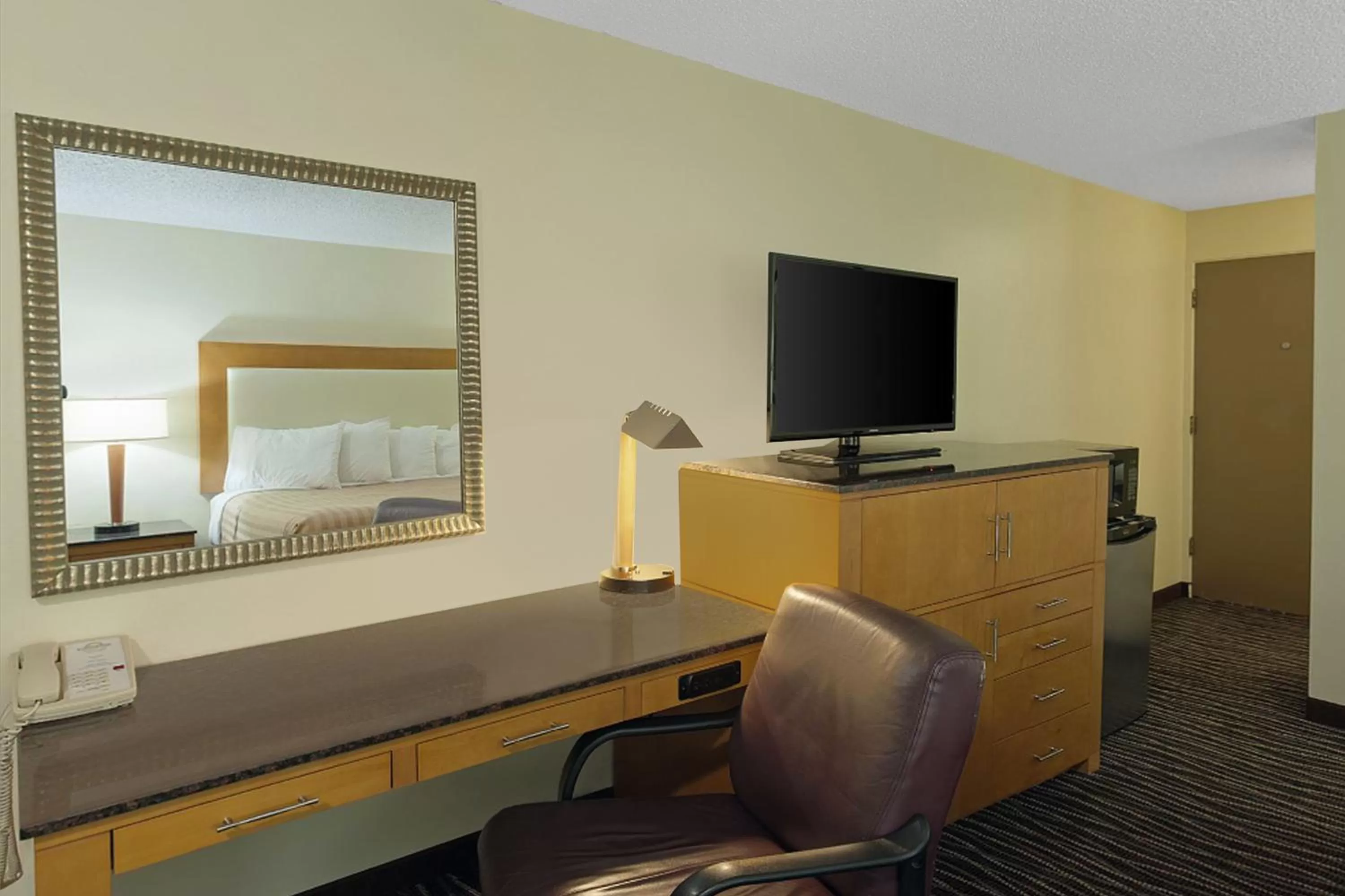 TV and multimedia, Bed in Days Inn by Wyndham Yakima