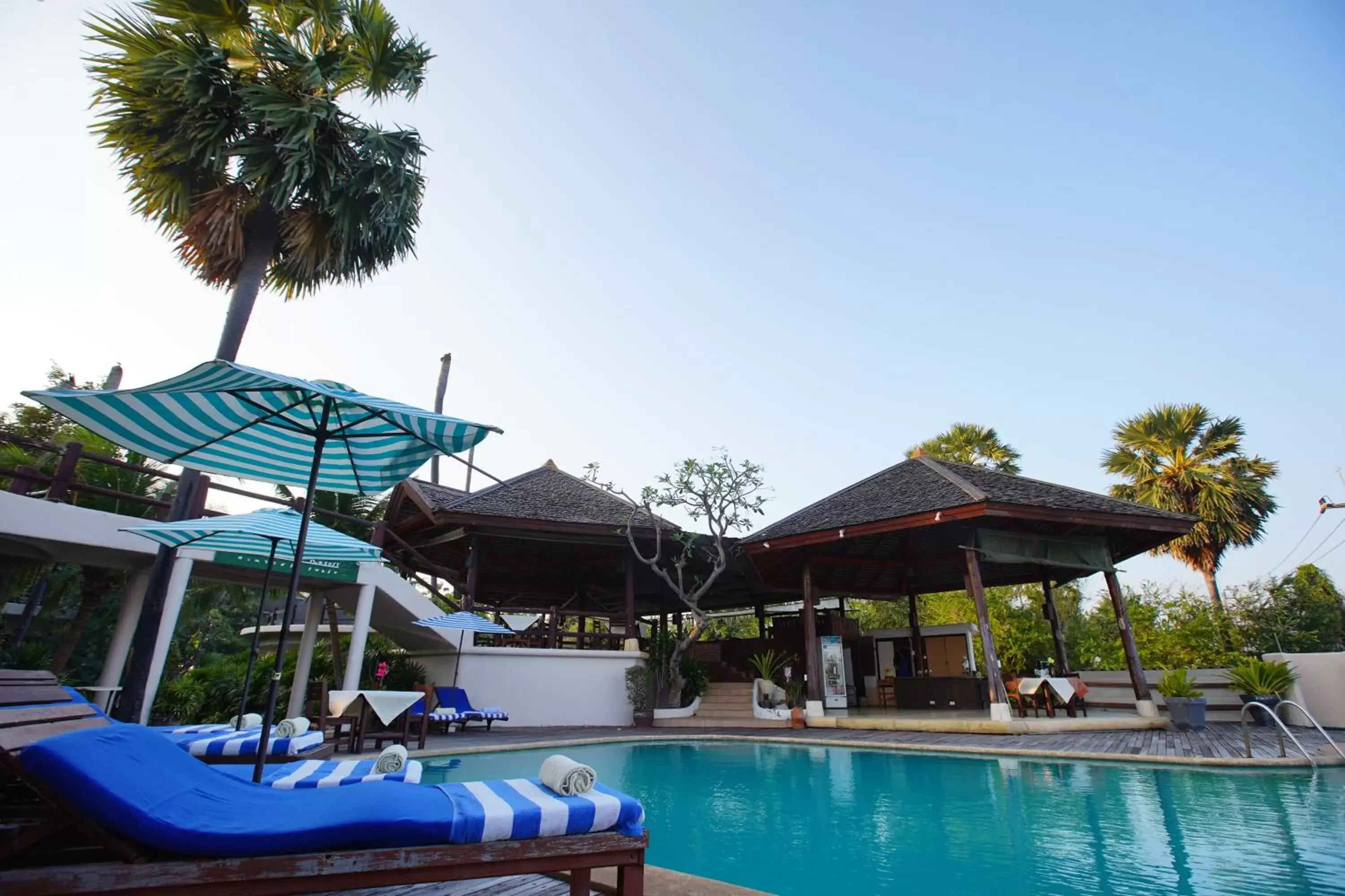 Swimming pool in Tanaosri Resort