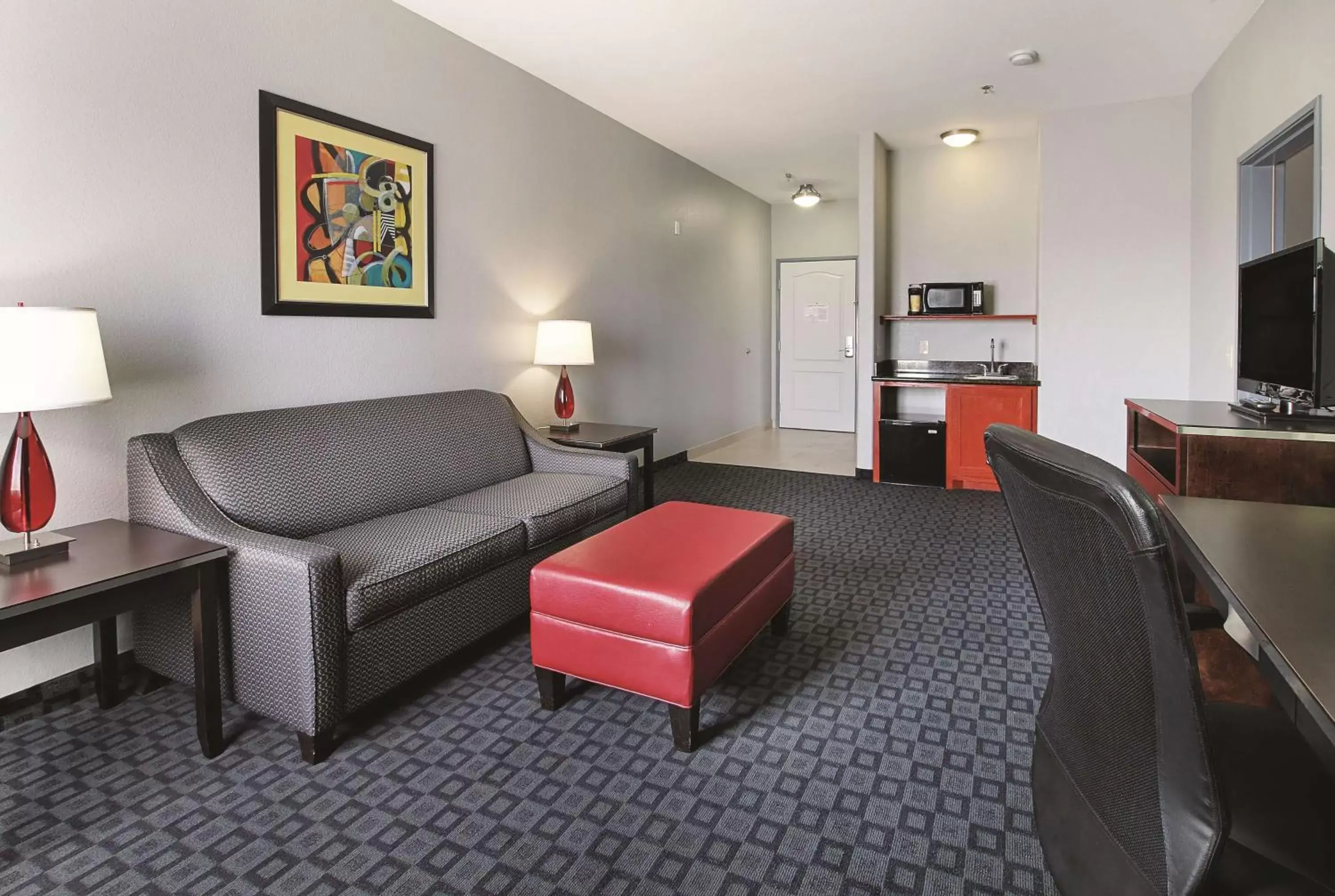 Photo of the whole room, Seating Area in La Quinta Inn & Suites by Wyndham South Dallas - Hutchins