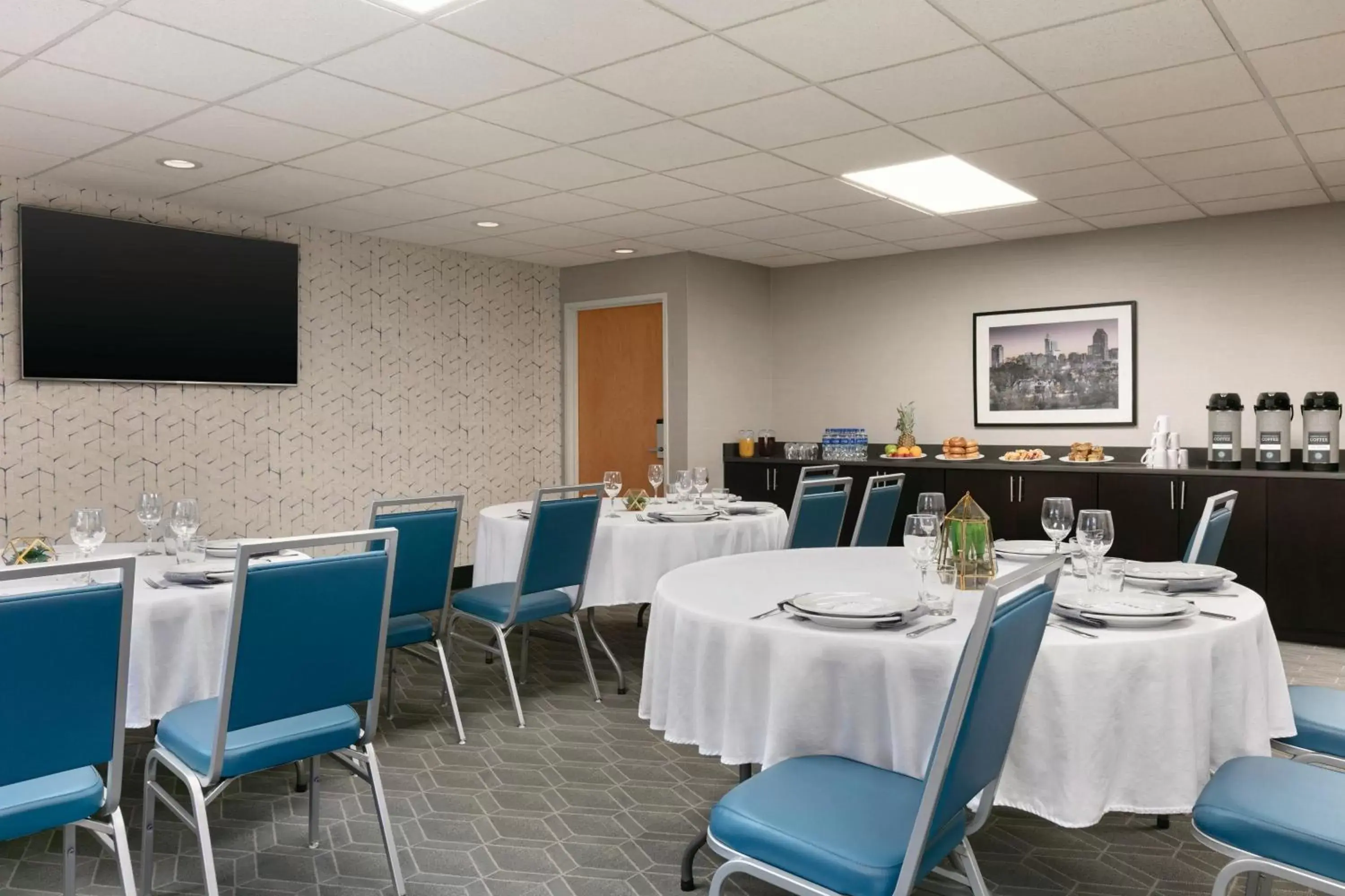 Meeting/conference room, Restaurant/Places to Eat in Four Points by Sheraton Raleigh Arena