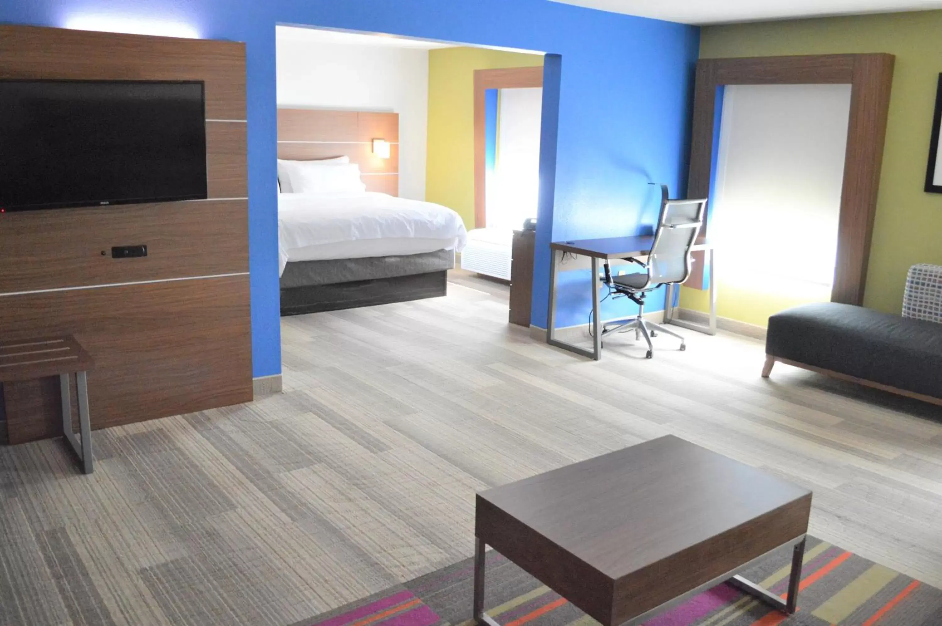 Photo of the whole room, TV/Entertainment Center in Holiday Inn Express & Suites Batesville, an IHG Hotel
