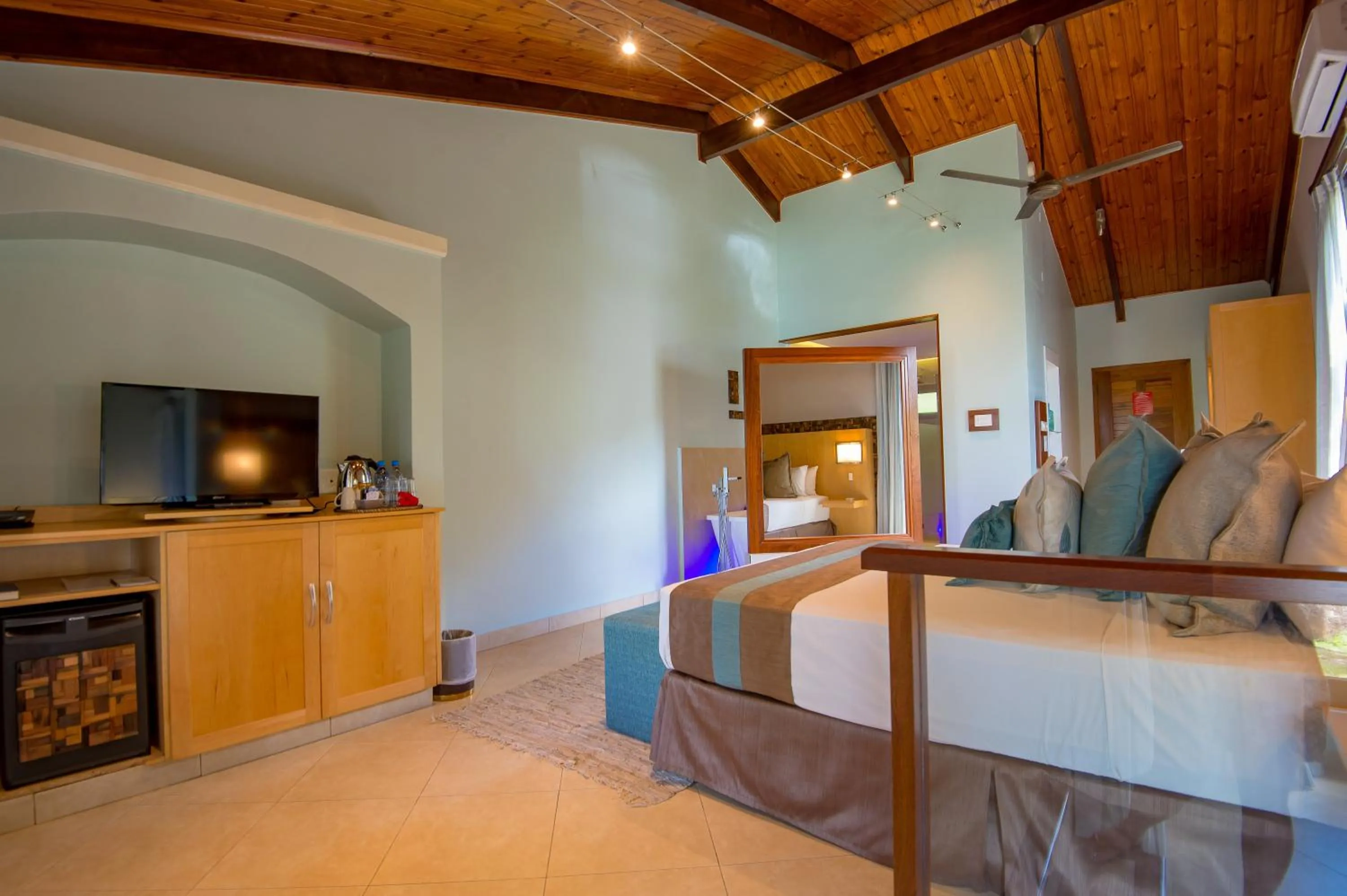 Photo of the whole room, Bed in Coco de Mer Hotel and Black Parrot Suites