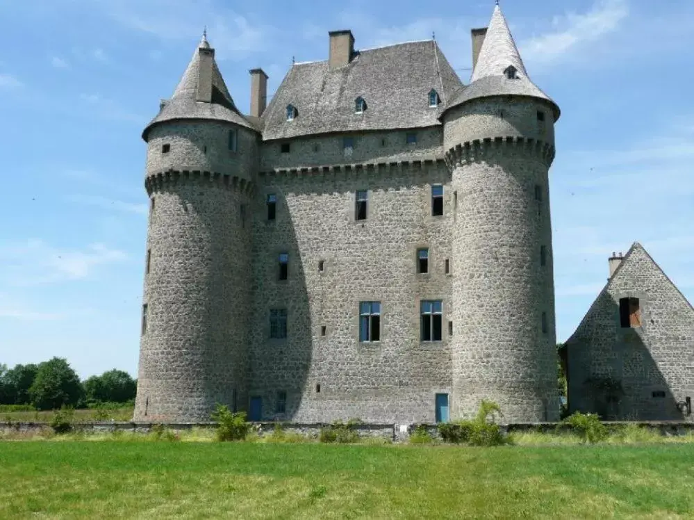 Property Building in Château De Saint-Maixant