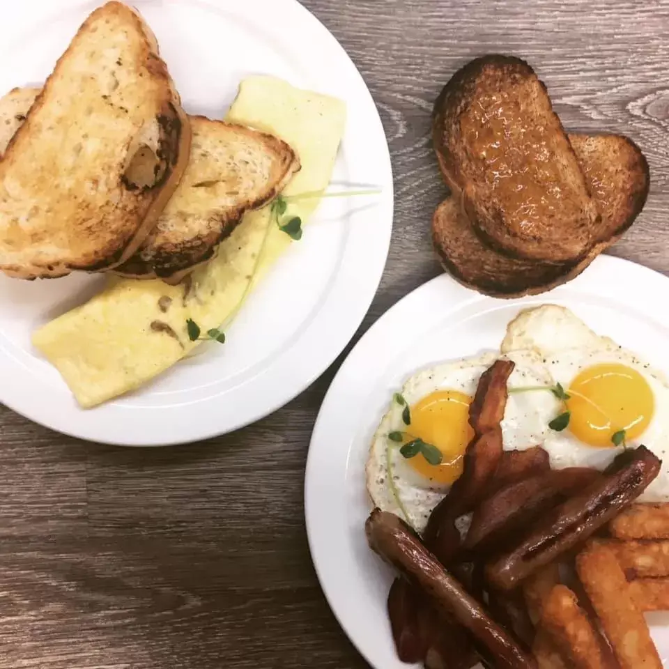 Breakfast, Food in The Loyalist Country Inn & Conference Centre