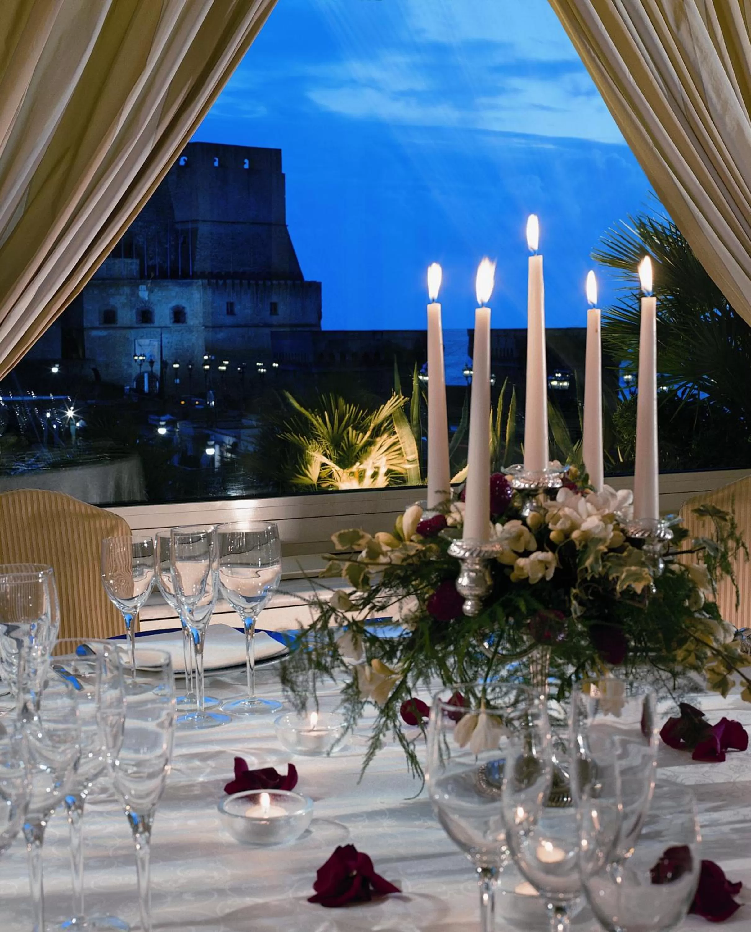 Restaurant/places to eat in Grand Hotel Vesuvio