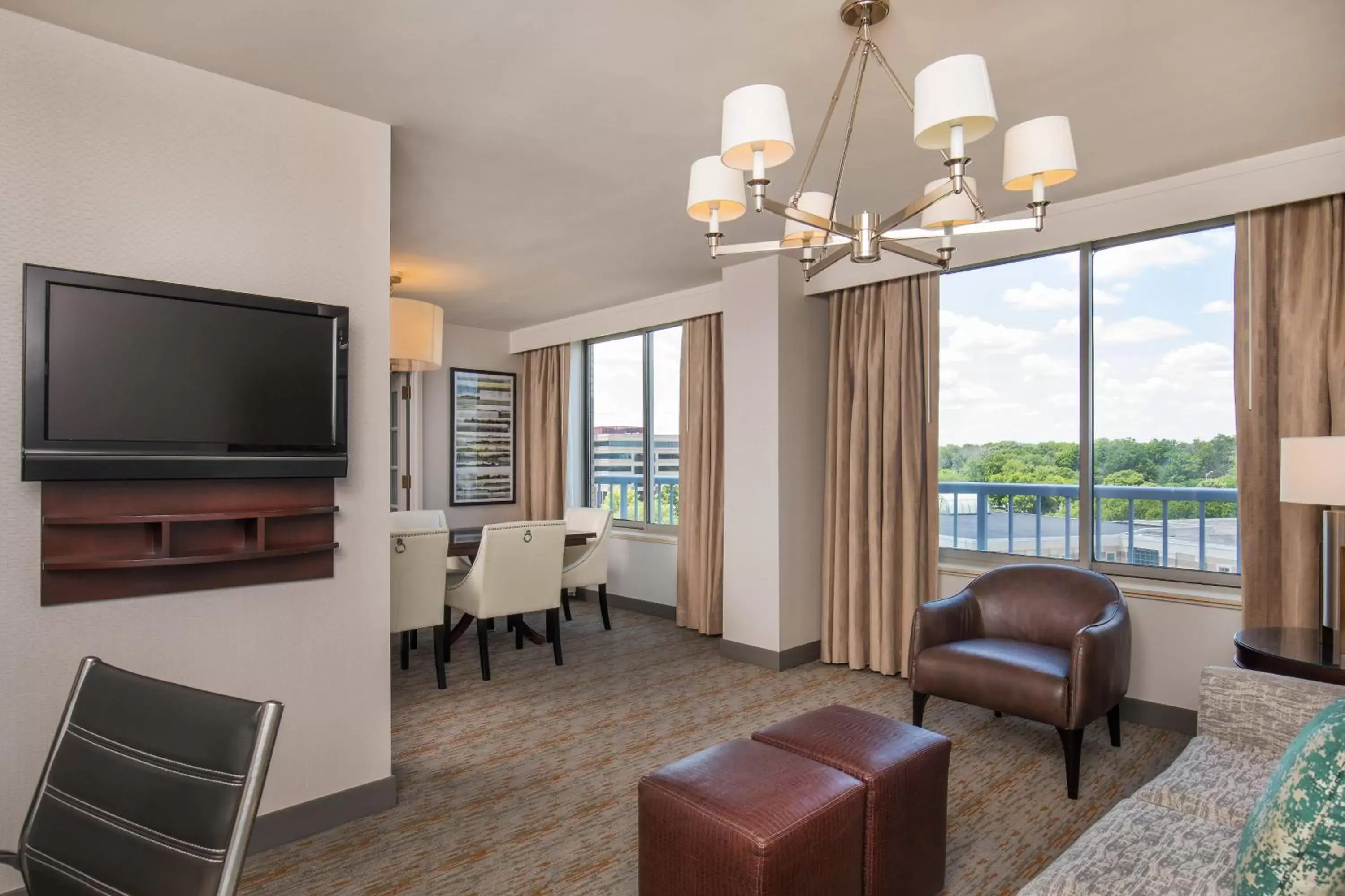Bedroom, Seating Area in Sheraton Suites Chicago Elk Grove