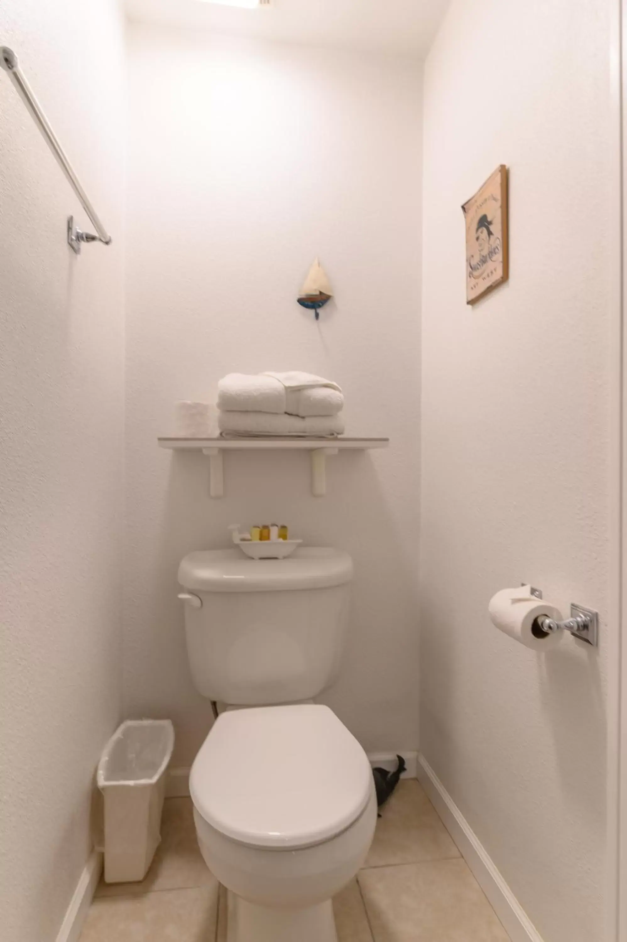 Bedroom, Bathroom in Beachrunners Inn