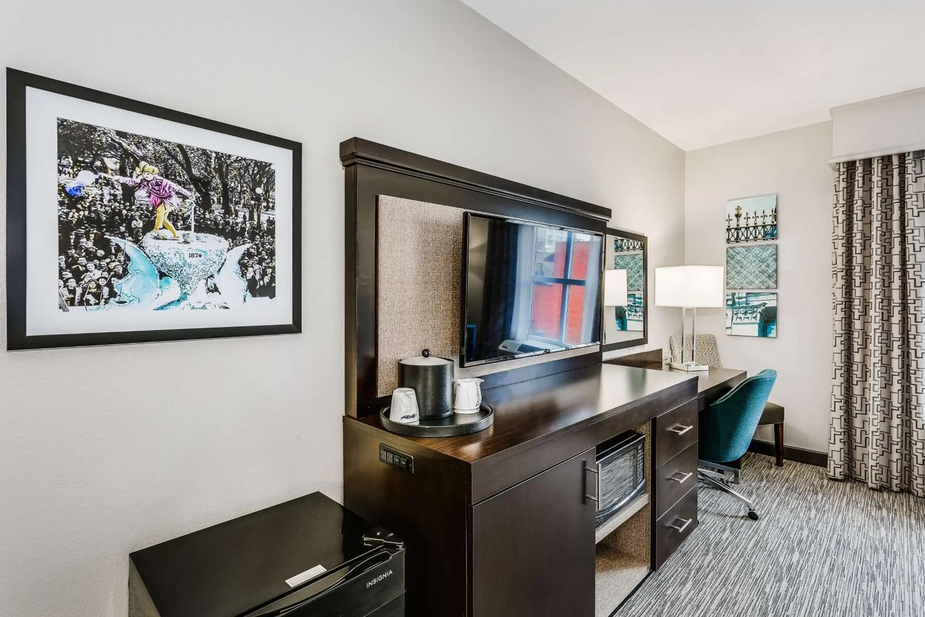 Bedroom, TV/Entertainment Center in Hampton Inn & Suites Mobile - Downtown Historic District