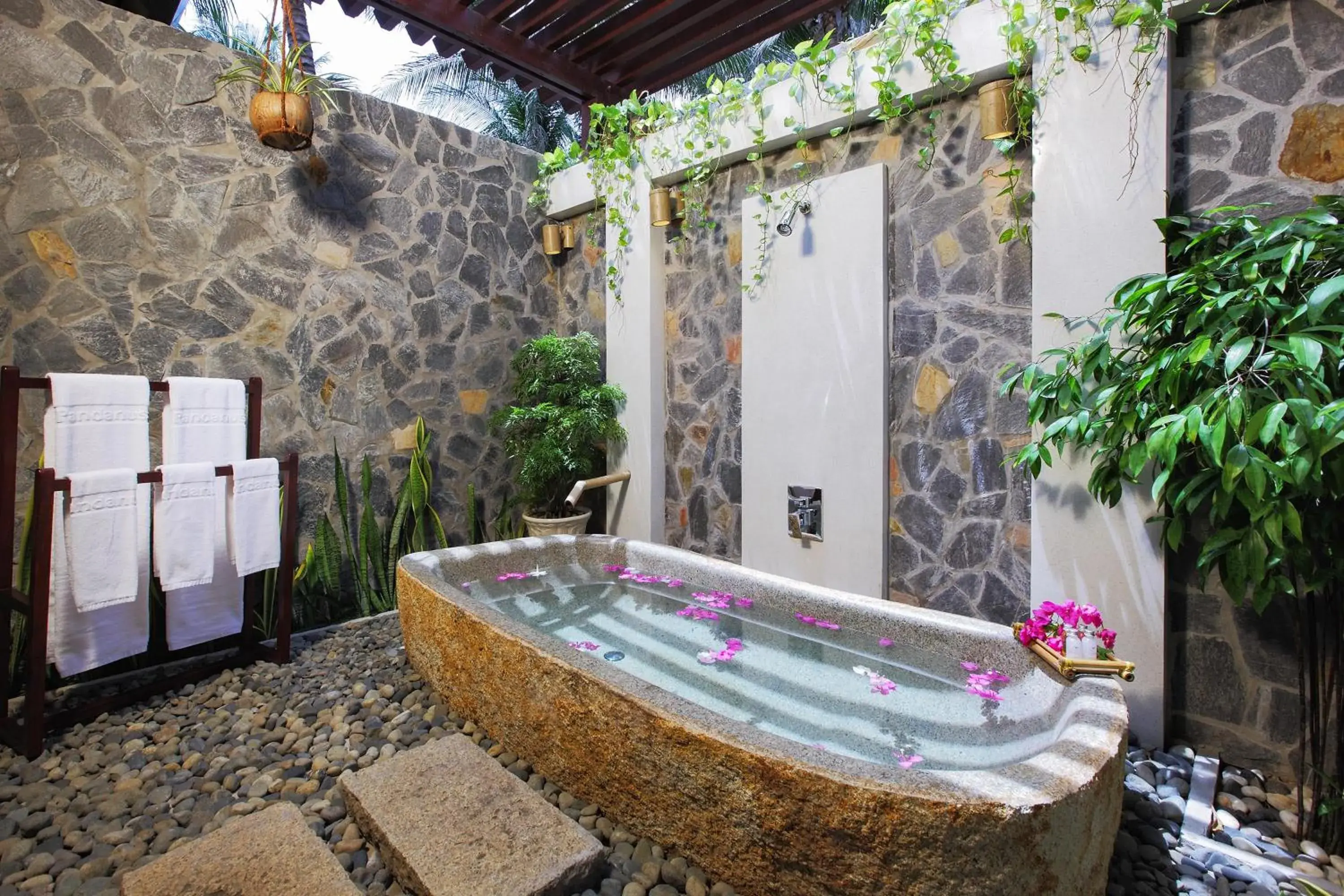 Bath in Pandanus Resort