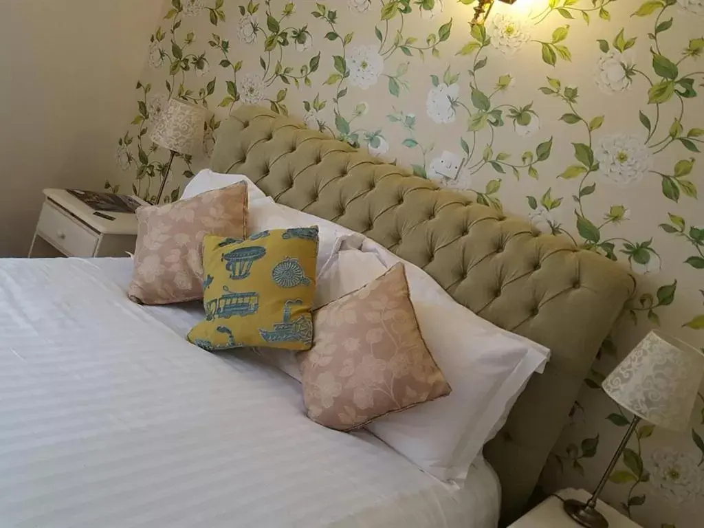 Bedroom, Seating Area in Wellington Inn