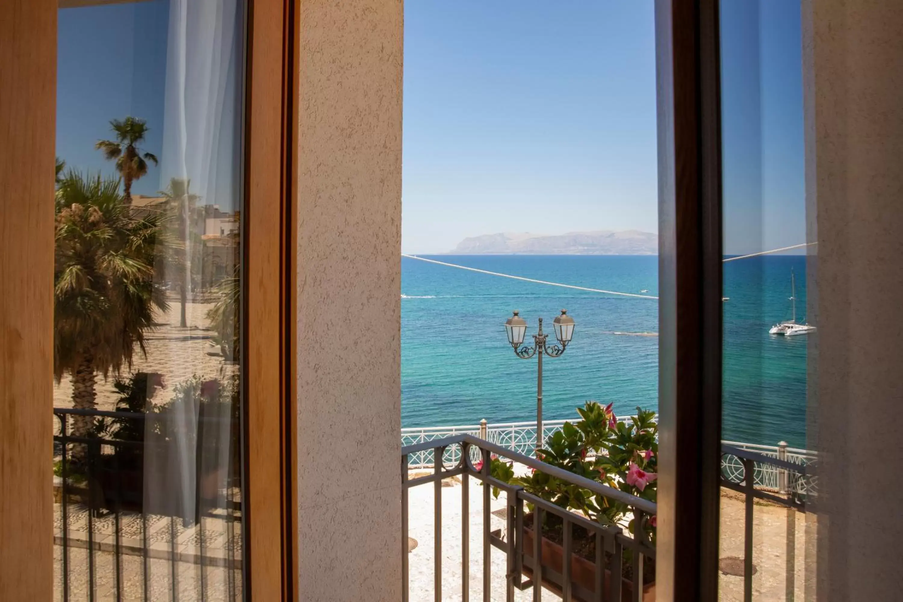 Balcony/Terrace, Sea View in Hotel Al Madarig