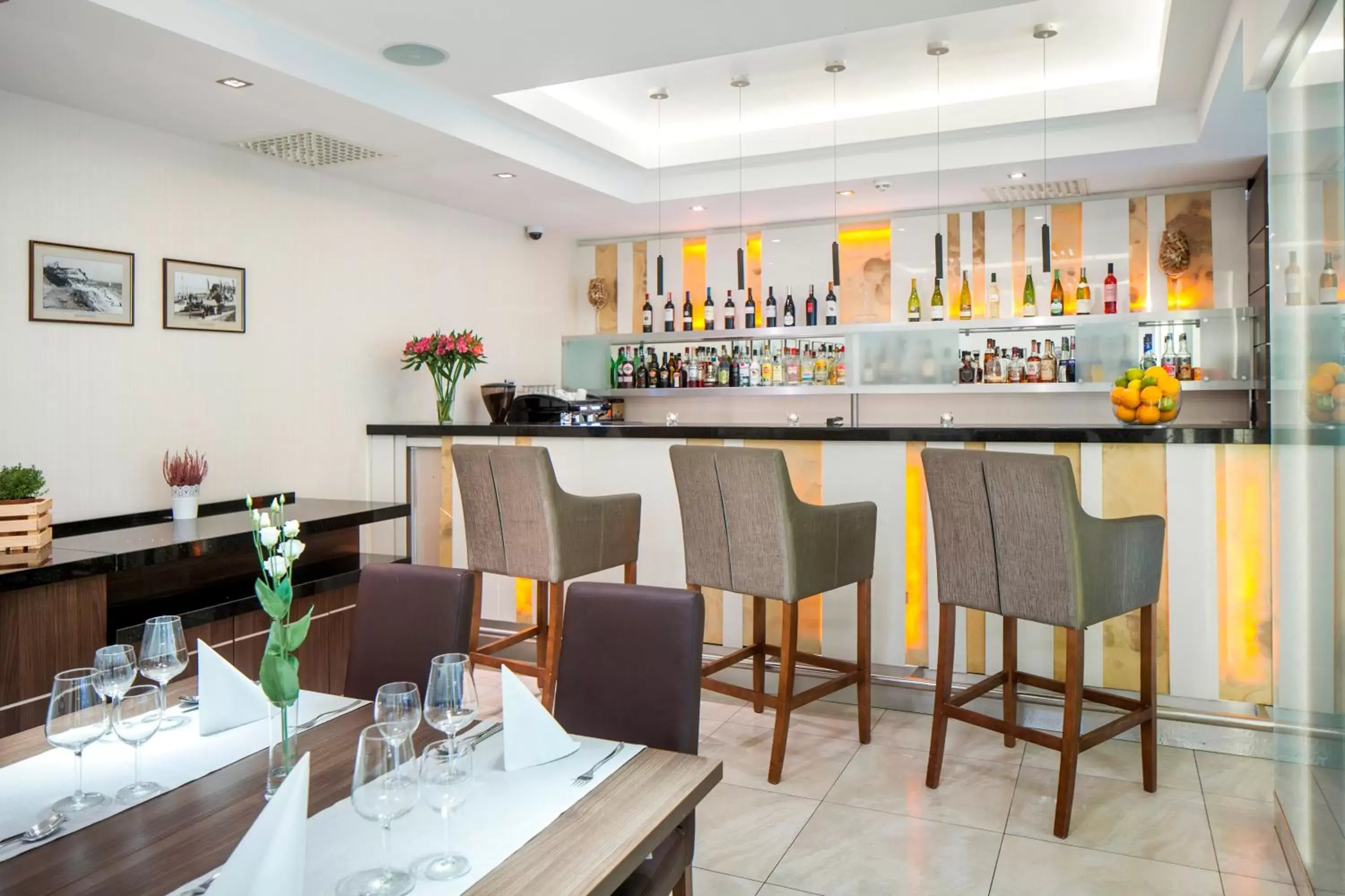 Lounge or bar, Restaurant/Places to Eat in Hotel Różany Gaj