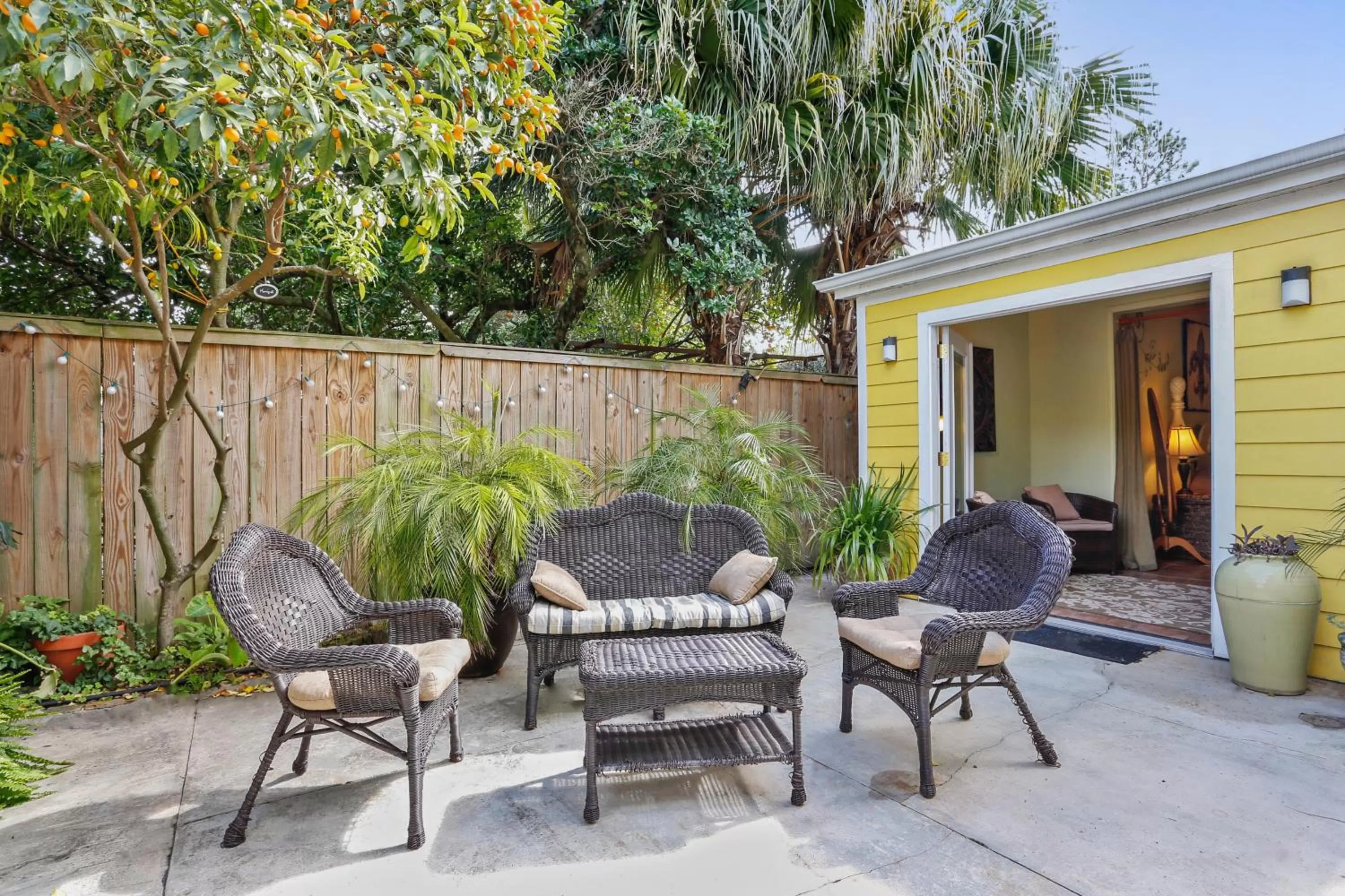 Patio in Auld Sweet Olive Bed and Breakfast
