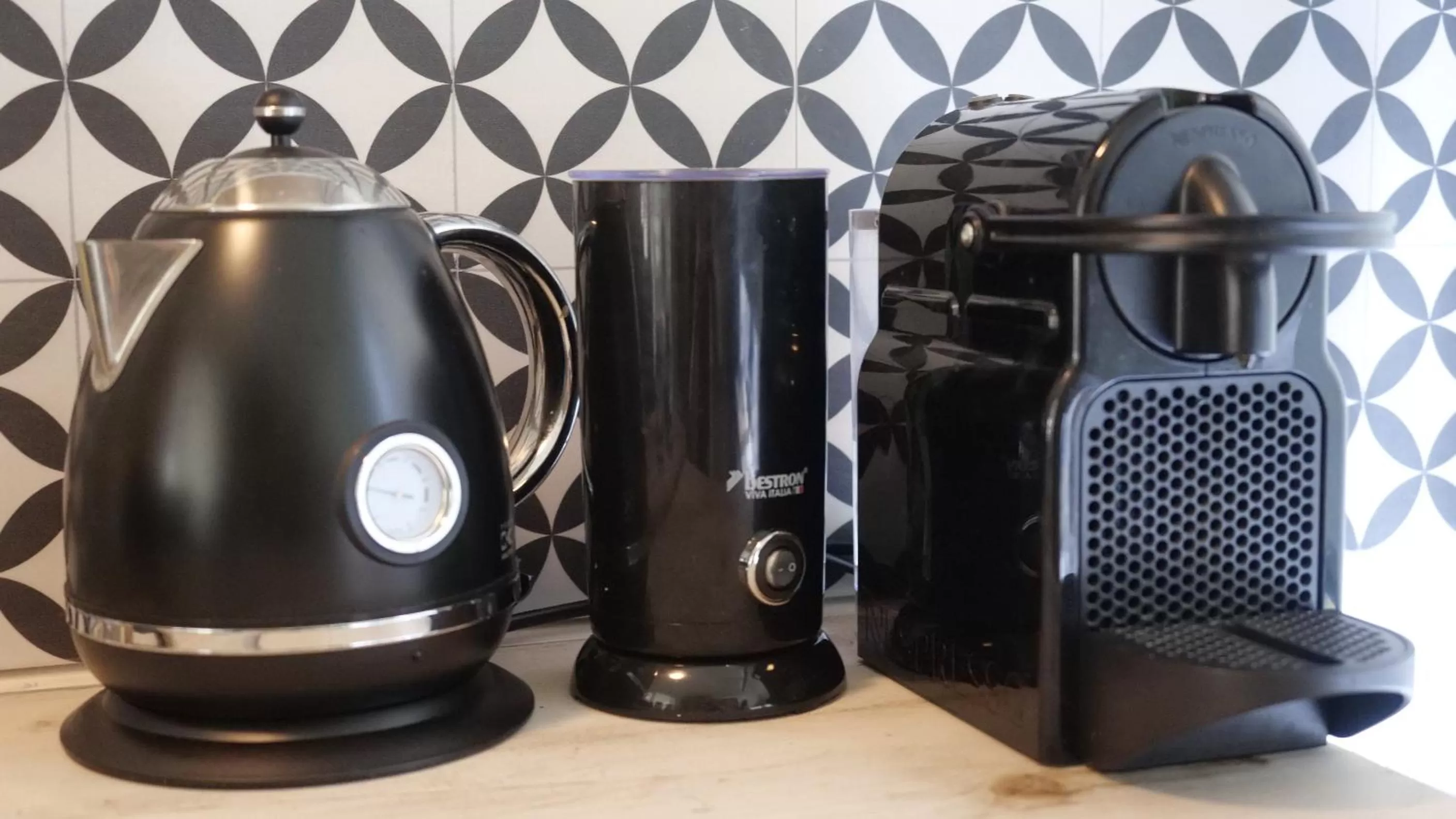 Coffee/tea facilities in Houseboat apartment with water terrace, free parking, free bikes & fast wifi