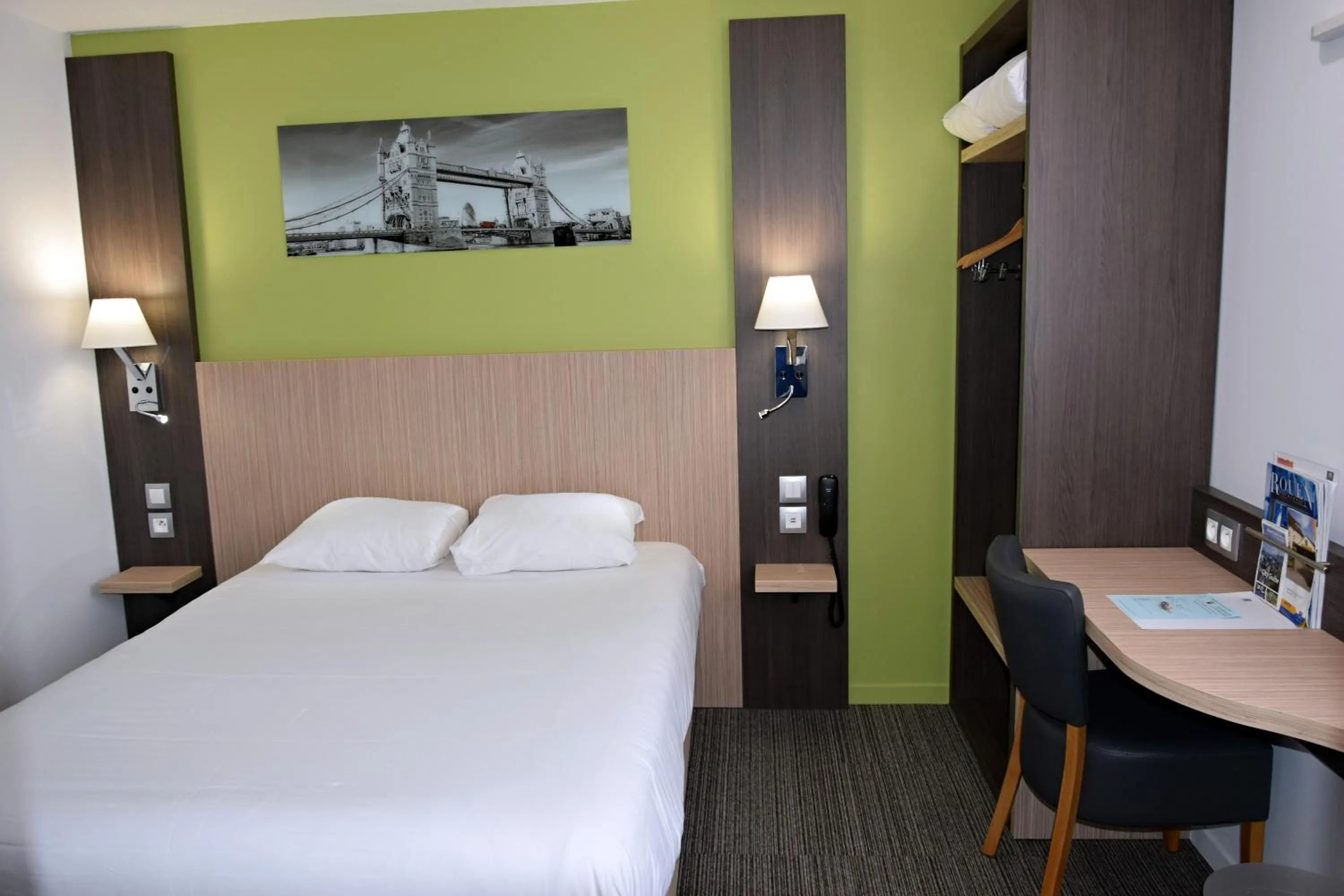 Photo of the whole room, Bed in Contact Hotel Le Seino Marin - Cléon Elbeuf Rouen