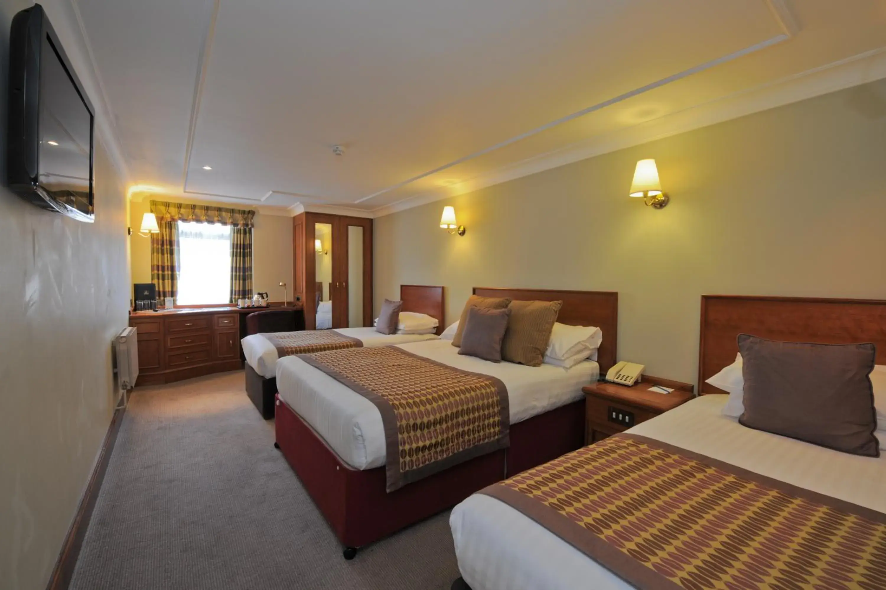 Bed in Best Western Plus Pinewood Manchester Airport-Wilmslow Hotel