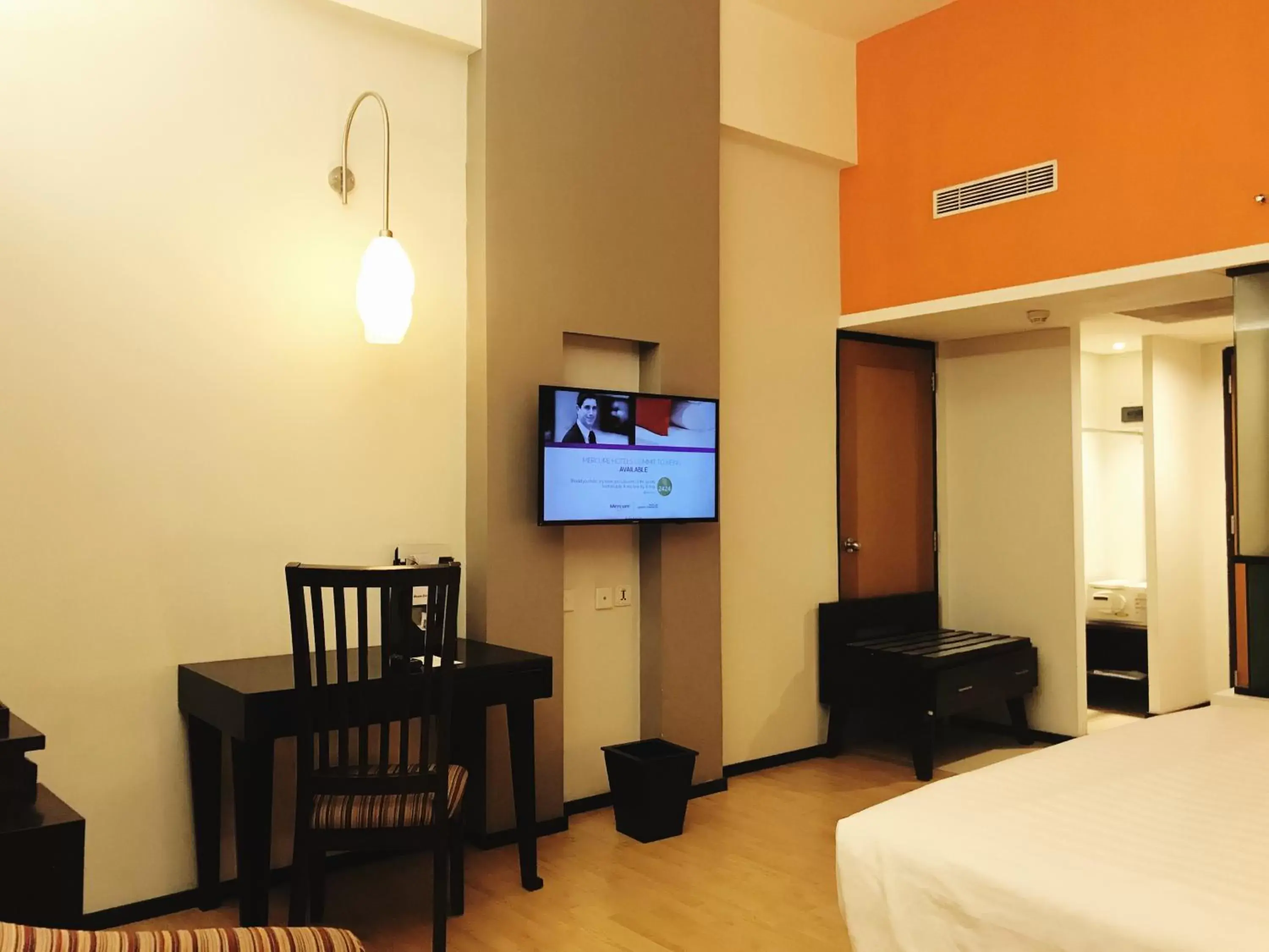 Bedroom, TV/Entertainment Center in Mercure Surabaya