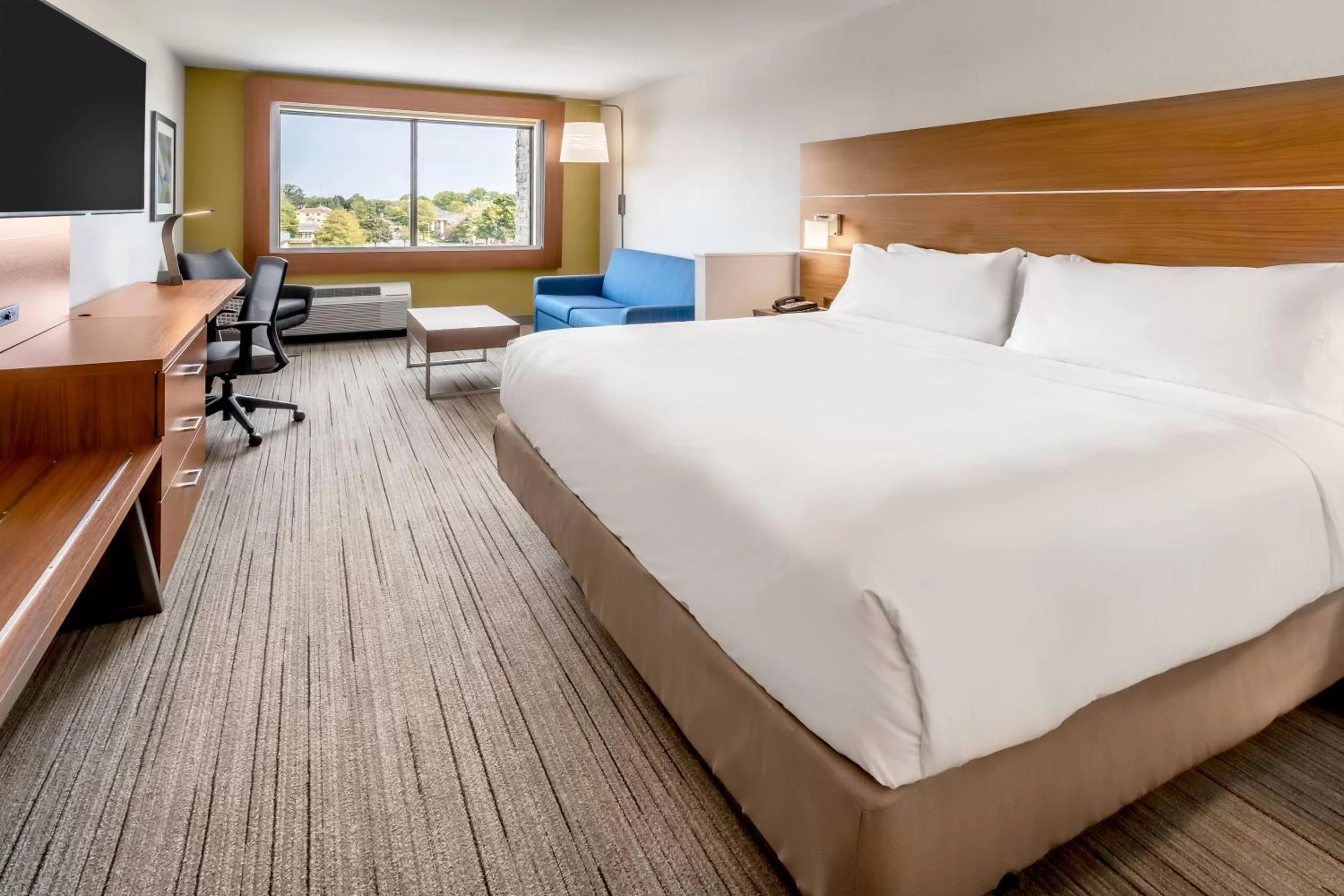 Photo of the whole room, Bed in Holiday Inn Express & Suites - Milwaukee West Allis by IHG
