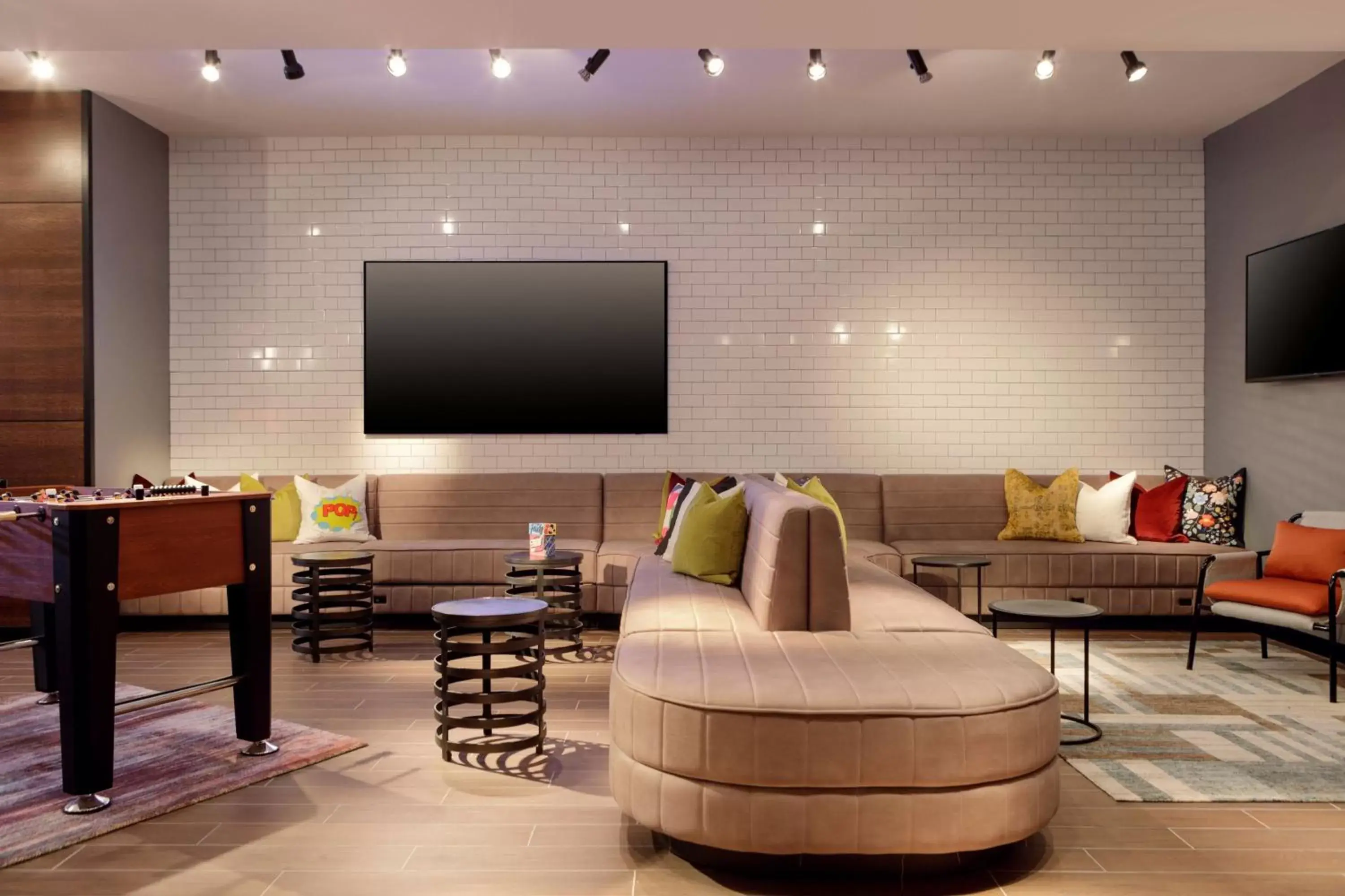 Lobby or reception, TV/Entertainment Center in Moxy Richmond Downtown