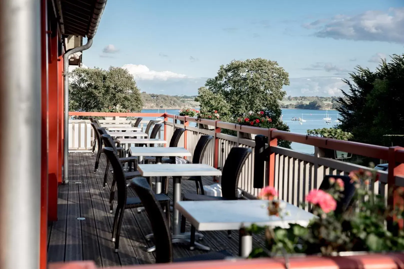 Patio, Restaurant/Places to Eat in Kyriad Saint-Malo Dinard
