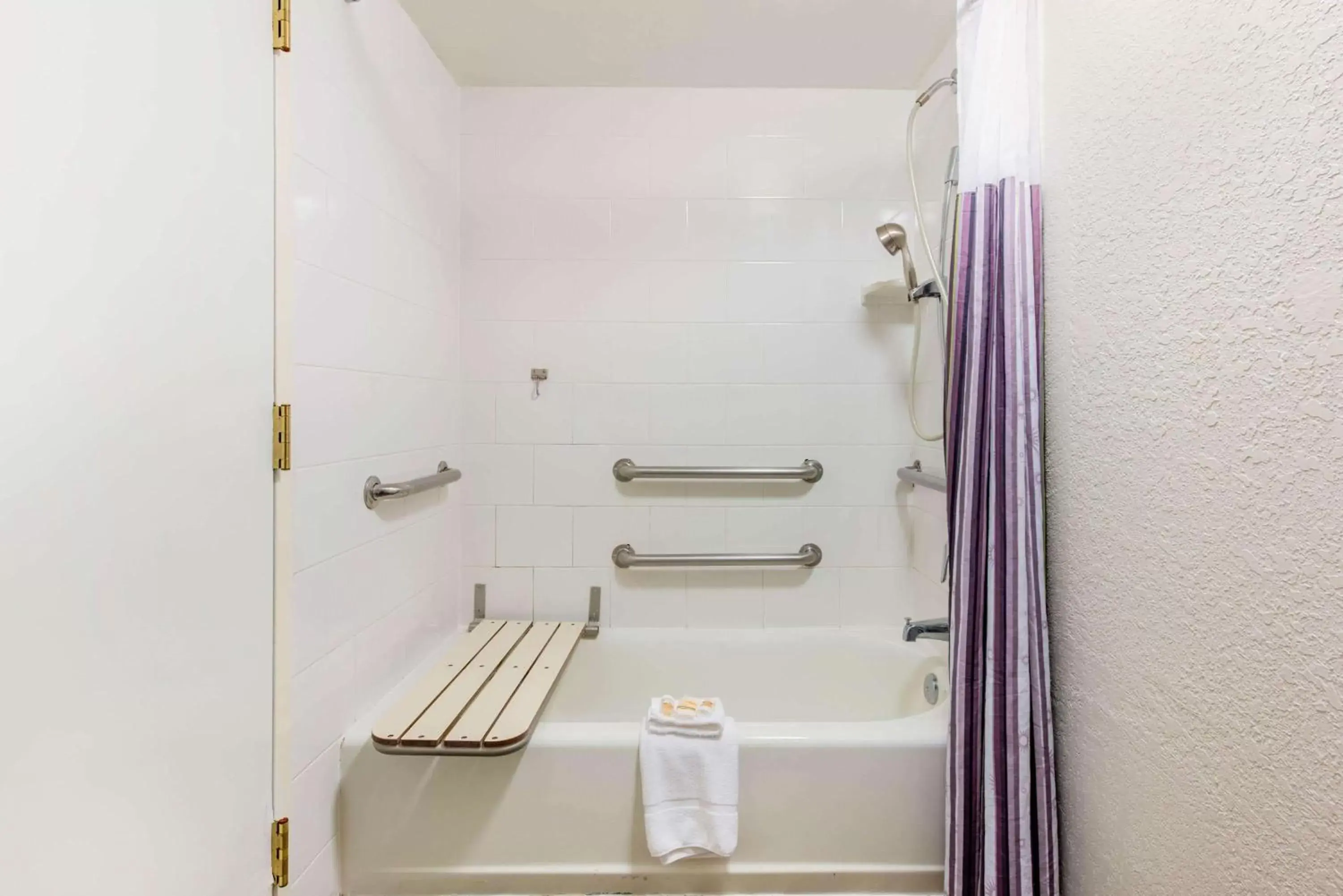 Bathroom in La Quinta Inn by Wyndham Ft. Lauderdale Tamarac East