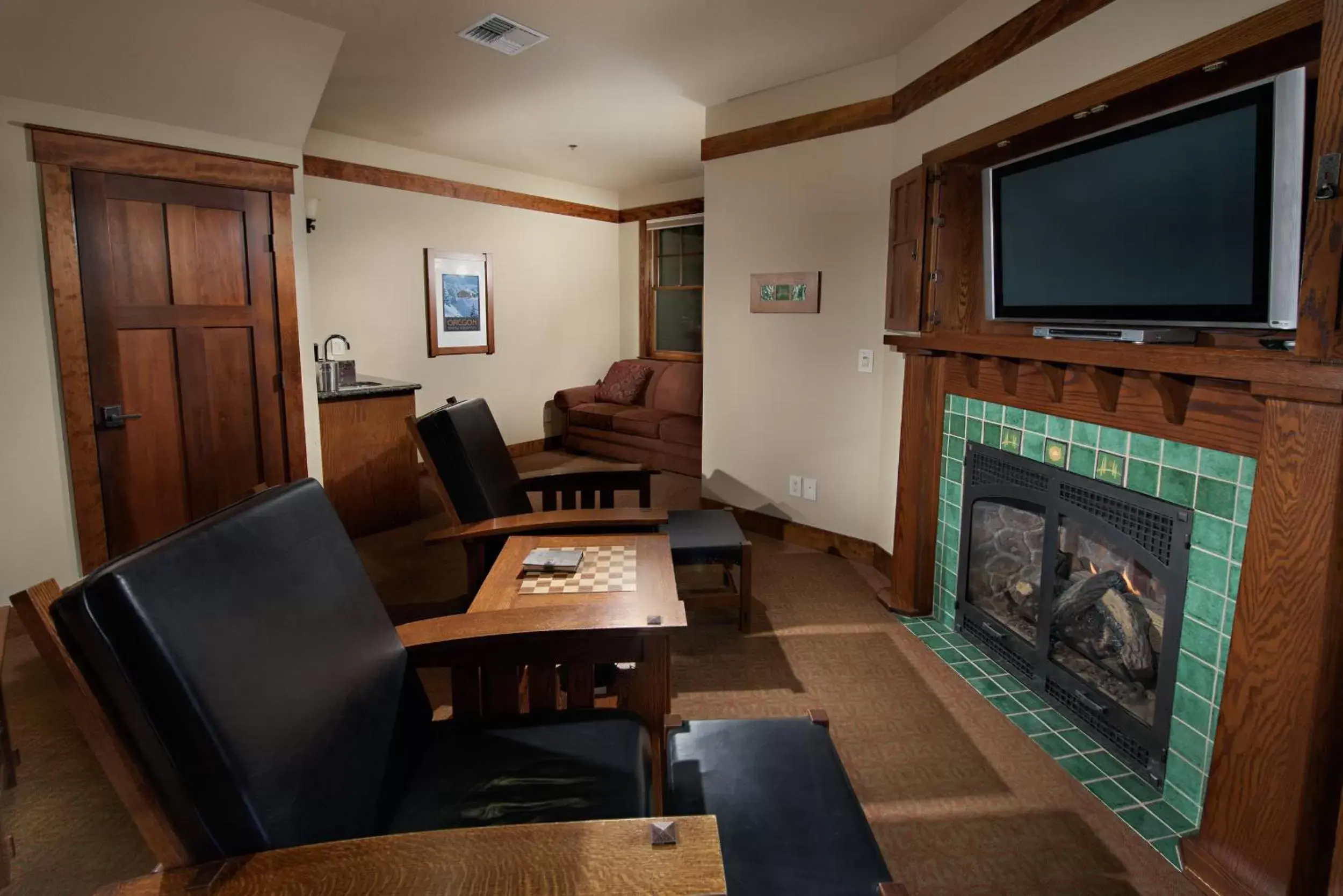 TV and multimedia, Seating Area in FivePine Lodge